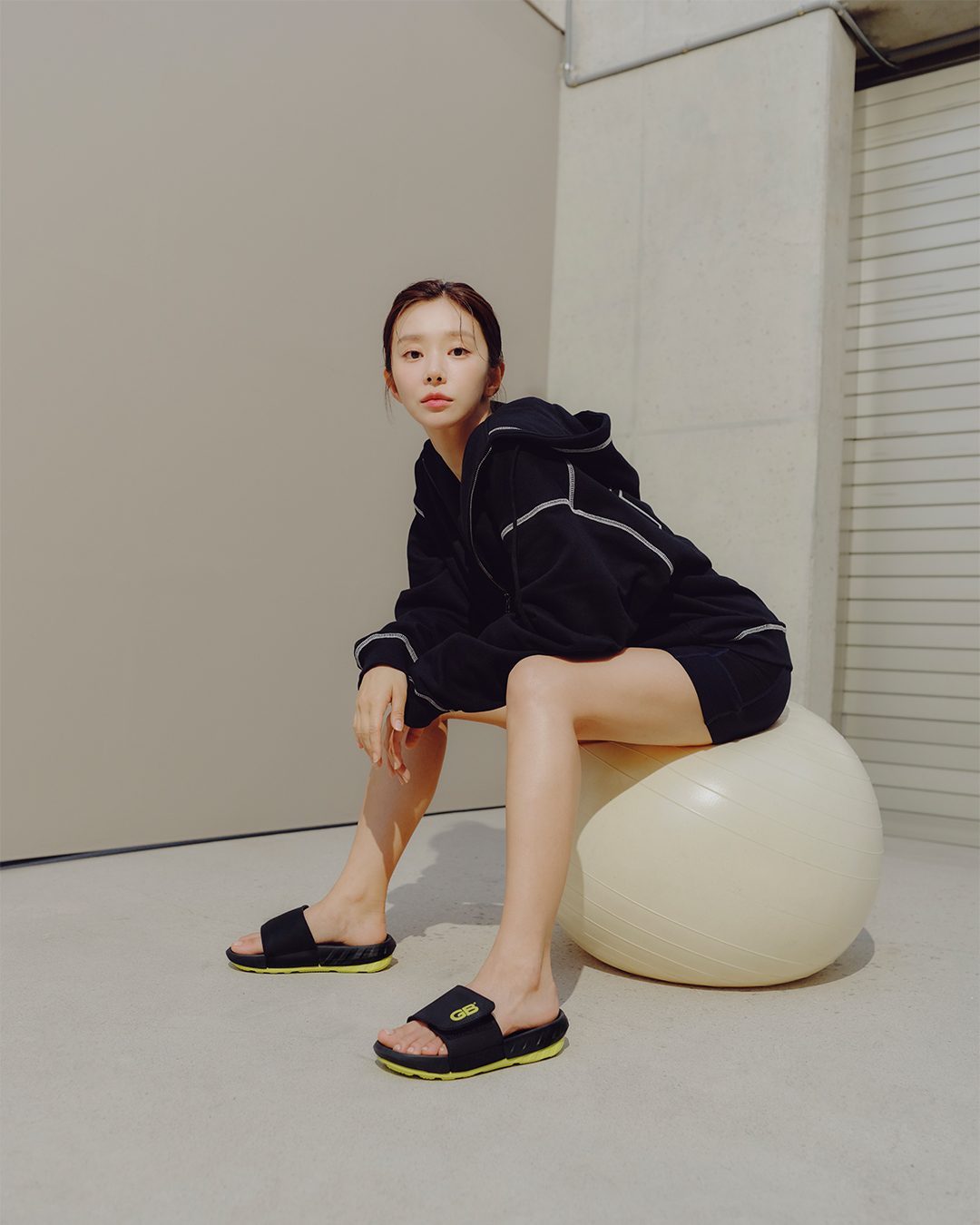 단발여신 이주빈🤍🩵여름 슈즈
신기만해도 리커버리되는🩴💚그래비티밸런스 추가해 #광고
이주빈 배우와 함께한 그래비티밸런스의 ‘나만의 이중섭’ 캠페인의 모든 영상들과 화보는 골스튜디오 공식 온라인 스토어를 통해 확인할 수 있으며 이를 기념하여 할인 이벤트도 진행하니 20% 할인 혜택도 받아보세요! 이미지9