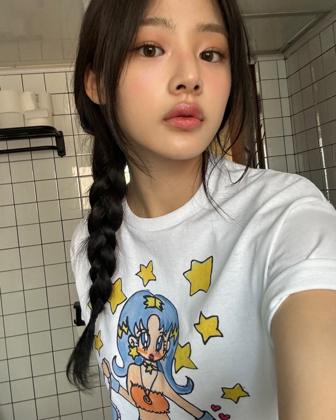 귀여운 반팔이 세상을 구한다😛
여돌들이 선택한 키치한 반팔 티셔츠 10만원 이하 브랜드 4💘

1. 소울푸시캣 - 소울걸™ 티셔츠 No.2 화이트, 4만 원.

2. 나이스고스트클럽 x 소울푸시캣 - 고스트소울걸 갸루 빅 빅 티 화이트, 5만 9천 원.

3. 로우 클래식 Lc - 러브 파크 티셔츠 챠콜, 5만 9천 원.

4. 오픈 Yy - 헬로 키티 x Yy 티셔츠, 9만 8천 원. 이미지
