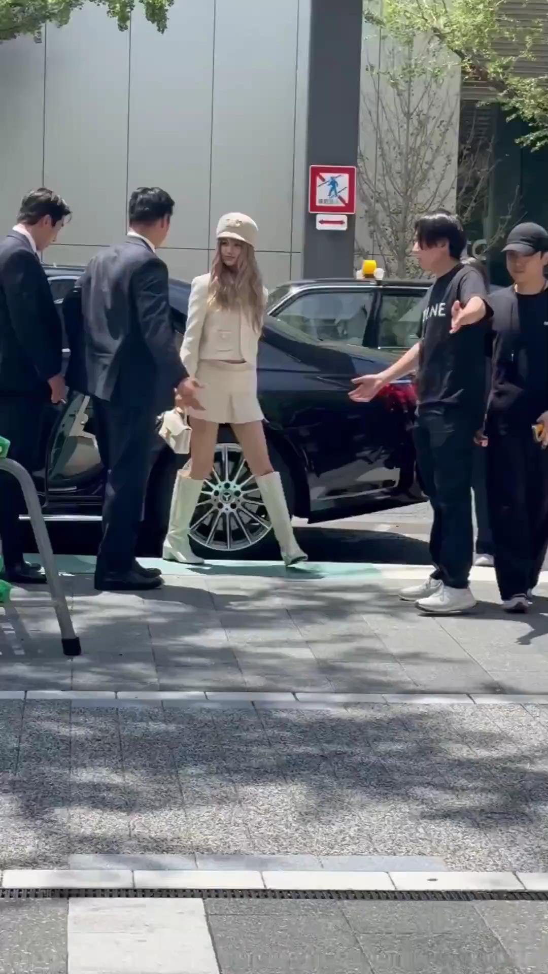 오늘 헤메코 찰떡인 다니엘 공주✨

뉴진스 다니엘이 오늘(8일) 일본 오사카에서 진행되는 셀린느 행사에 참석했습니다. 다니엘은 지난 3월부터 프랑스 럭셔리 브랜드 셀린느의 글로벌 앰버서더로 활동 중인데요. 셀린느 미도스지에 방문한 다니엘은 셀린느 WOMEN WINTER 2024 런웨이 제품을 완벽하게 소화해 현장에 있던 많은 이들의 감탄을 자아냈습니다. 이미지