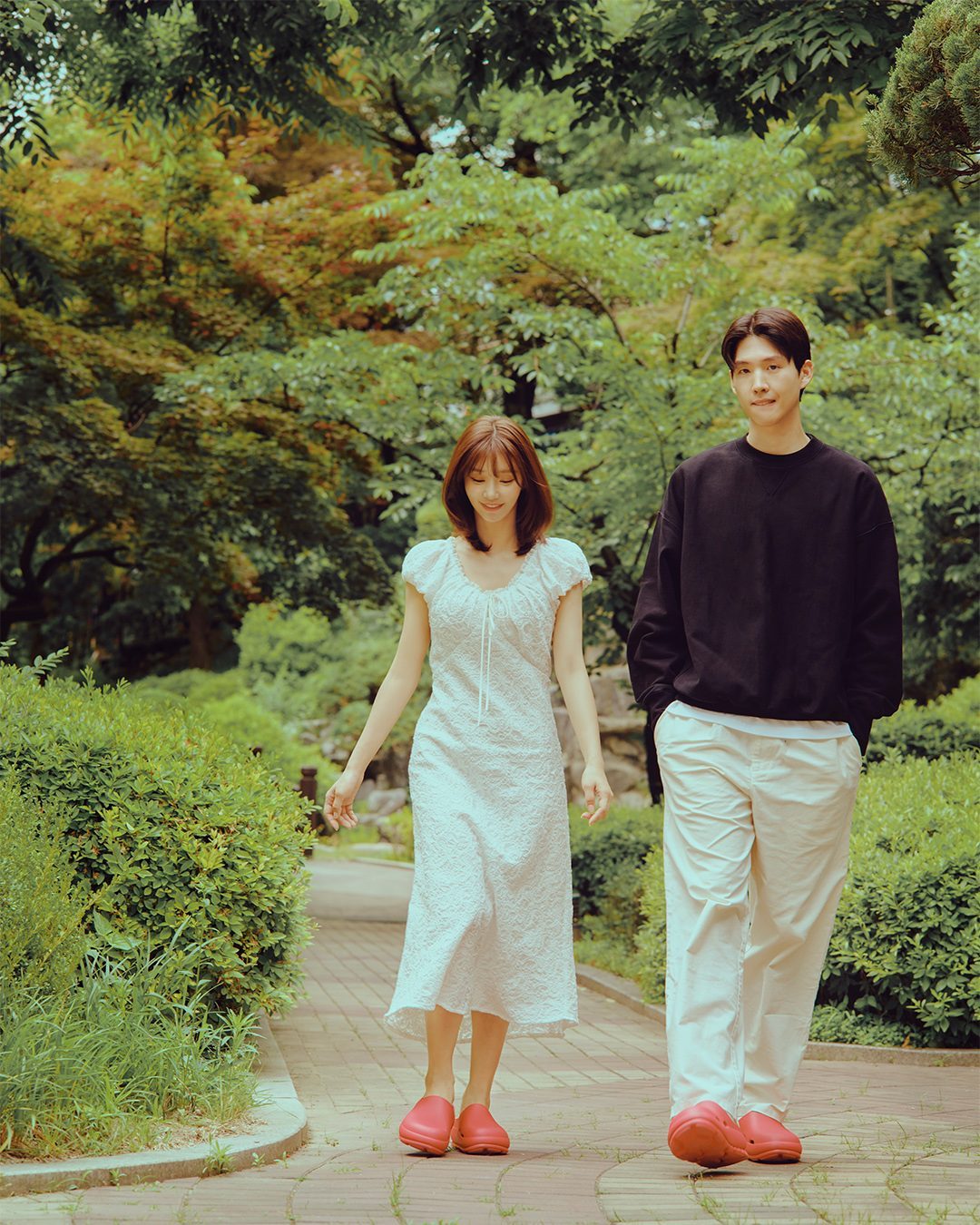 단발여신 이주빈🤍🩵여름 슈즈
신기만해도 리커버리되는🩴💚그래비티밸런스 추가해 #광고
이주빈 배우와 함께한 그래비티밸런스의 ‘나만의 이중섭’ 캠페인의 모든 영상들과 화보는 골스튜디오 공식 온라인 스토어를 통해 확인할 수 있으며 이를 기념하여 할인 이벤트도 진행하니 20% 할인 혜택도 받아보세요! 이미지7
