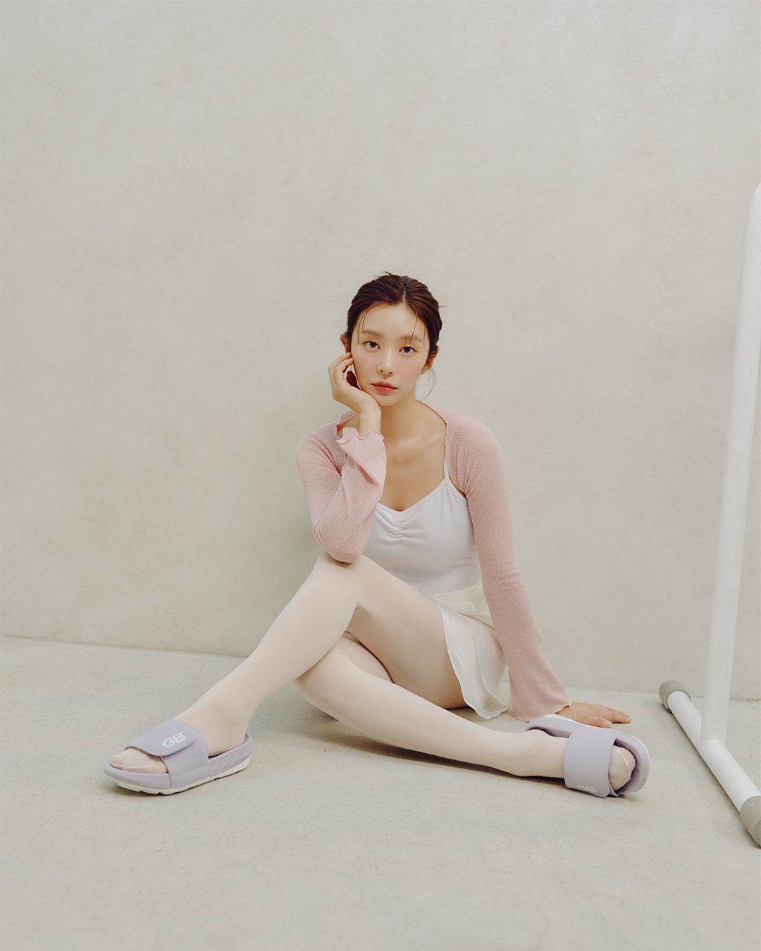 단발여신 이주빈🤍🩵여름 슈즈
신기만해도 리커버리되는🩴💚그래비티밸런스 추가해 #광고
이주빈 배우와 함께한 그래비티밸런스의 ‘나만의 이중섭’ 캠페인의 모든 영상들과 화보는 골스튜디오 공식 온라인 스토어를 통해 확인할 수 있으며 이를 기념하여 할인 이벤트도 진행하니 20% 할인 혜택도 받아보세요! 이미지3