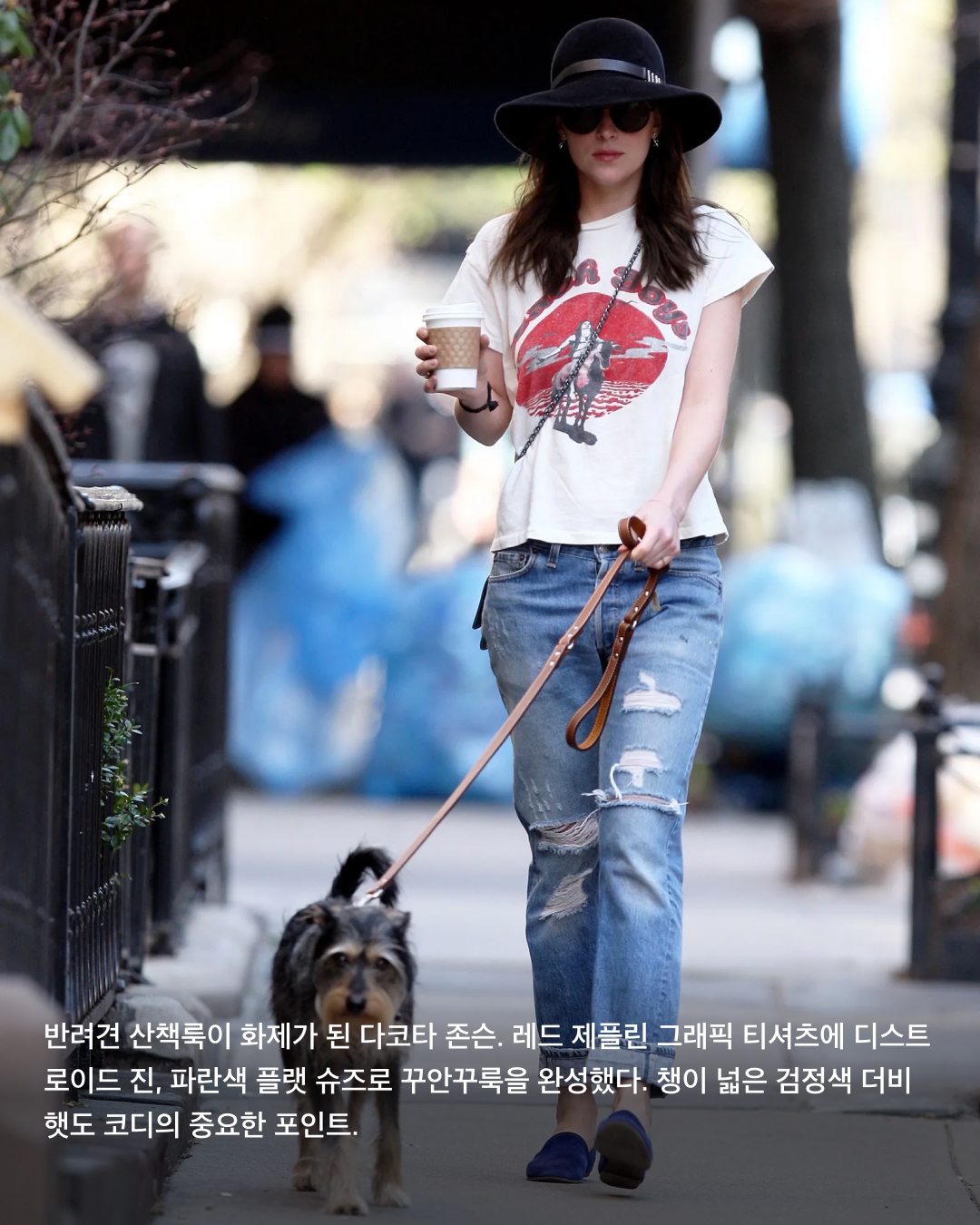 꾸안꾸 스타일링의 정석🤍💙@다코타 존슨

정말 따라 입고 싶은 여름철 스타일링의 교과서, 바로 다코타 존슨입니다. 크리스 마틴과 오랜 기간 열애 중인 그녀는 꾸민 듯 안 꾸민 듯 자연스러운 스타일로 할리우드 대표 사복 패셔니스타가 되었는데요. 수수하지만 매력적인, 편안하면서도 따라 입기 쉬운 그녀의 여름 코디를 소개합니다. 슬라이드로 확인해 보세요!💚

크롭톱과 와이드팬츠에 셔츠를 재킷처럼 가볍게 걸친 다코타 존슨. 가벼운 옷차림에 알맞게 신발은 메쉬 소재의 플랫을 신었다. 대담한 사이즈의 스테이트먼트 링과 진주 귀걸이, 선글라스로 액세서리까지 완성.

간단한 그래픽 티셔츠와 데님으로 꾸안꾸 스타일링의 정석을 보여준 다코타 존슨. 그녀의 애정템으로 유명한 구찌 로퍼로 코디를 완성했다.

루즈한 핏의 화이트 반팔티를 묶어 크롭 코디로 포인트를 주었다. 하의는 원마일웨어의 정석인 회색 트레이닝 팬츠를 입고, 액세서리는 가볍게 틴티드 선글라스로 마무리한 코디.

반려견 산책룩이 화제가 된 다코타 존슨. 레드 제플린 그래픽 티셔츠에 디스트로이드 진, 파란색 플랫 슈즈로 꾸안꾸룩을 완성했다. 챙이 넓은 검정색 더비햇도 코디의 중요한 포인트.

루즈한 핏의 셔츠는 꾸안꾸 스타일링에 클래식한 무드를 한 스푼 더한다. 다코타 존슨은 와이드한 핏의 데님과 루즈한 셔츠만으로 분위기를 완성했다. 

민소매 상의는 어깨라인을 강조하는 데 최적의 아이템이다. 민소매와 와이드 슬랙스로 편안하면서도 체형을 살리는 일상룩을 완성하고, 밋밋할 수 있는 코디는 반스 체커보드로 포인트를 주었다. 이미지5