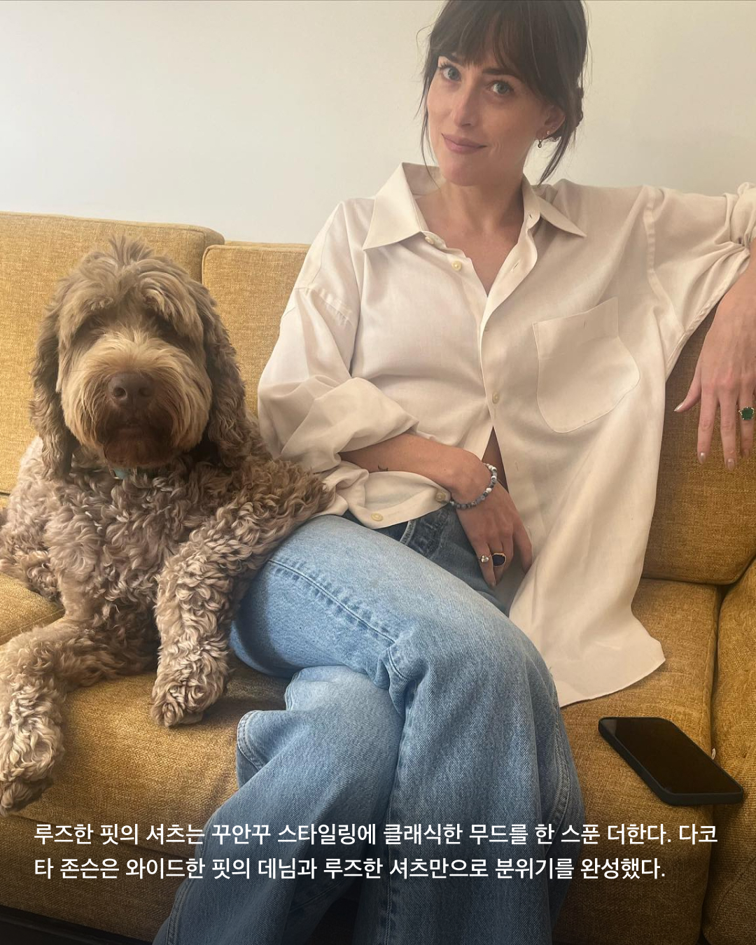 꾸안꾸 스타일링의 정석🤍💙@다코타 존슨

정말 따라 입고 싶은 여름철 스타일링의 교과서, 바로 다코타 존슨입니다. 크리스 마틴과 오랜 기간 열애 중인 그녀는 꾸민 듯 안 꾸민 듯 자연스러운 스타일로 할리우드 대표 사복 패셔니스타가 되었는데요. 수수하지만 매력적인, 편안하면서도 따라 입기 쉬운 그녀의 여름 코디를 소개합니다. 슬라이드로 확인해 보세요!💚

크롭톱과 와이드팬츠에 셔츠를 재킷처럼 가볍게 걸친 다코타 존슨. 가벼운 옷차림에 알맞게 신발은 메쉬 소재의 플랫을 신었다. 대담한 사이즈의 스테이트먼트 링과 진주 귀걸이, 선글라스로 액세서리까지 완성.

간단한 그래픽 티셔츠와 데님으로 꾸안꾸 스타일링의 정석을 보여준 다코타 존슨. 그녀의 애정템으로 유명한 구찌 로퍼로 코디를 완성했다.

루즈한 핏의 화이트 반팔티를 묶어 크롭 코디로 포인트를 주었다. 하의는 원마일웨어의 정석인 회색 트레이닝 팬츠를 입고, 액세서리는 가볍게 틴티드 선글라스로 마무리한 코디.

반려견 산책룩이 화제가 된 다코타 존슨. 레드 제플린 그래픽 티셔츠에 디스트로이드 진, 파란색 플랫 슈즈로 꾸안꾸룩을 완성했다. 챙이 넓은 검정색 더비햇도 코디의 중요한 포인트.

루즈한 핏의 셔츠는 꾸안꾸 스타일링에 클래식한 무드를 한 스푼 더한다. 다코타 존슨은 와이드한 핏의 데님과 루즈한 셔츠만으로 분위기를 완성했다. 

민소매 상의는 어깨라인을 강조하는 데 최적의 아이템이다. 민소매와 와이드 슬랙스로 편안하면서도 체형을 살리는 일상룩을 완성하고, 밋밋할 수 있는 코디는 반스 체커보드로 포인트를 주었다. 이미지6