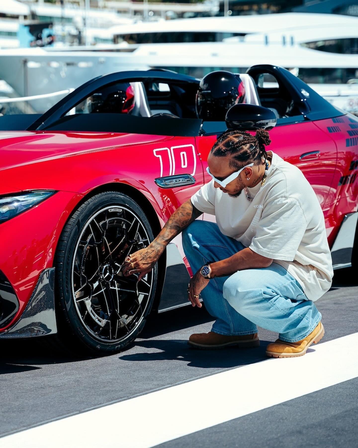 루이스 해밀턴의 남다른 선글라스 사랑😎🏎️ 이미지6