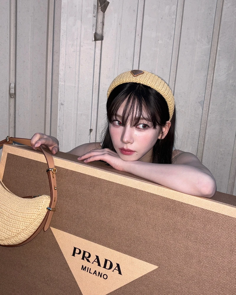 여름이랑 찰떡이잖아✨@프라다
셀럽들이 착용한 Prada Summer Kit💙 이미지2