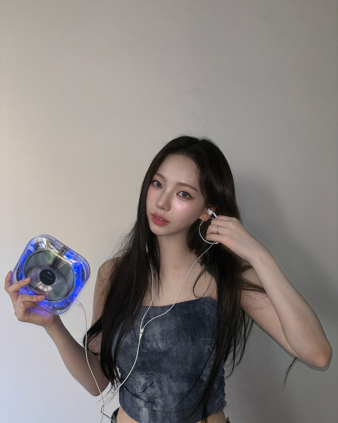 여돌들의 여름 메이크업 치트키✨
하이라이터로 입체적인 얼굴 완성✔️ 이미지3
