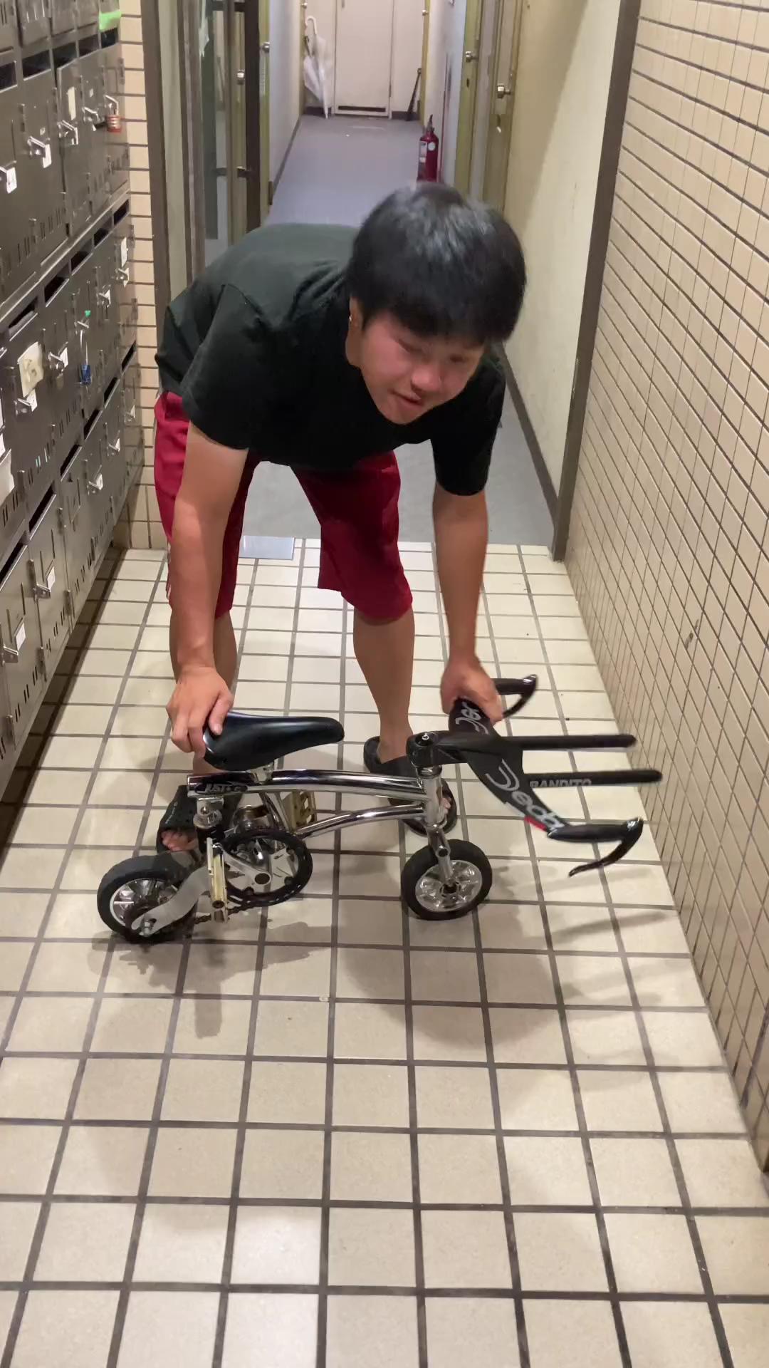 허리 부서지기 딱 좋은 소형 자전거🚲🥵 이미지