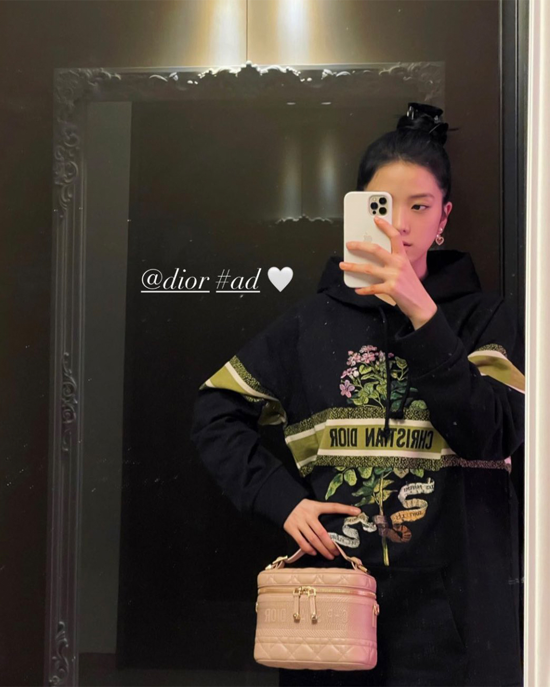 귀여운 손가방💄🧳@베니티 백
귀여운 쉐입에 알짜 수납력🪄브랜드 베니티 백 추천 3가지👛

1. 샤넬 베니티 백

2. 디올 베니티 백

3. 루이 비통 베니티 백 이미지6