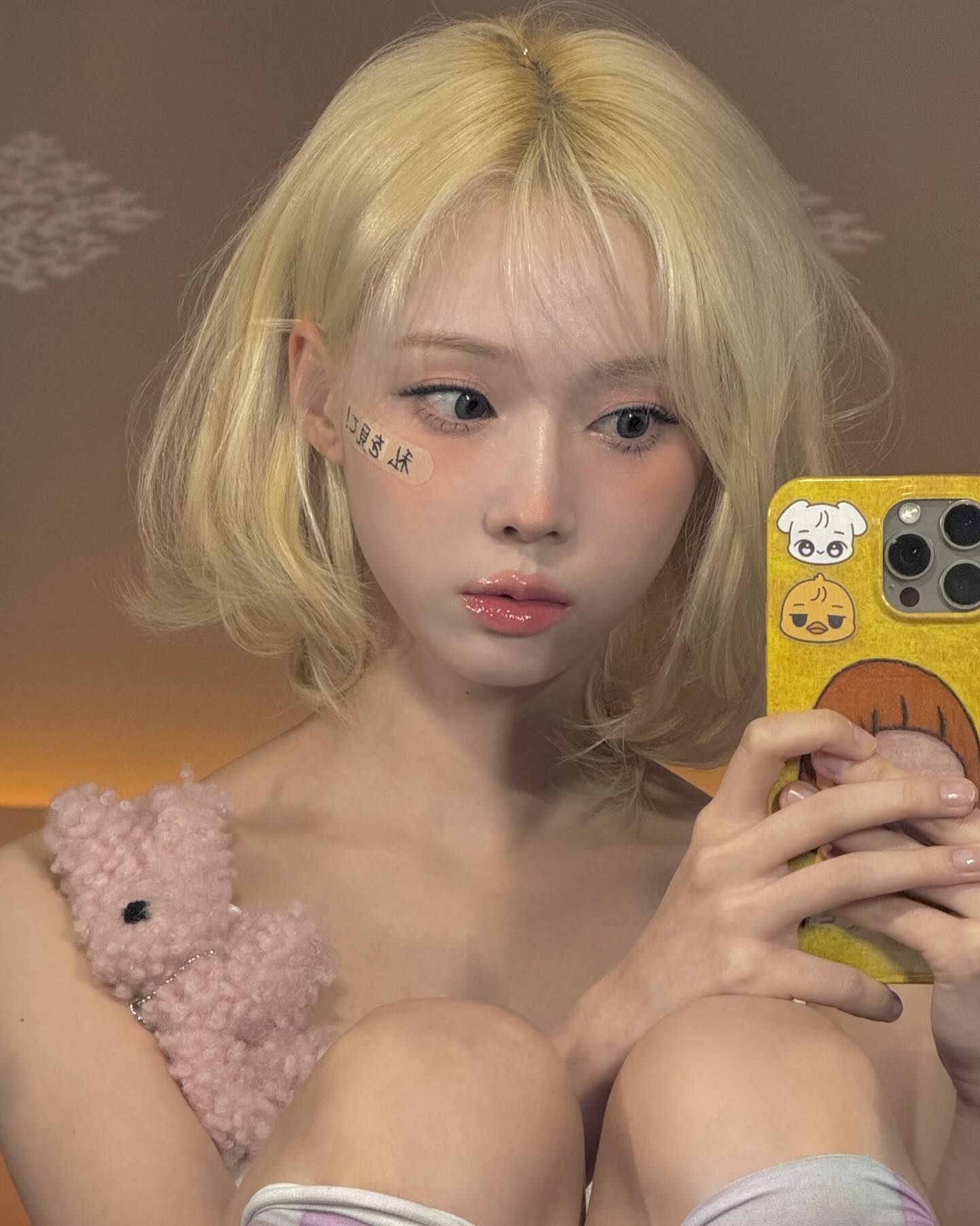 여돌들의 여름 메이크업 치트키✨
하이라이터로 입체적인 얼굴 완성✔️ 이미지6