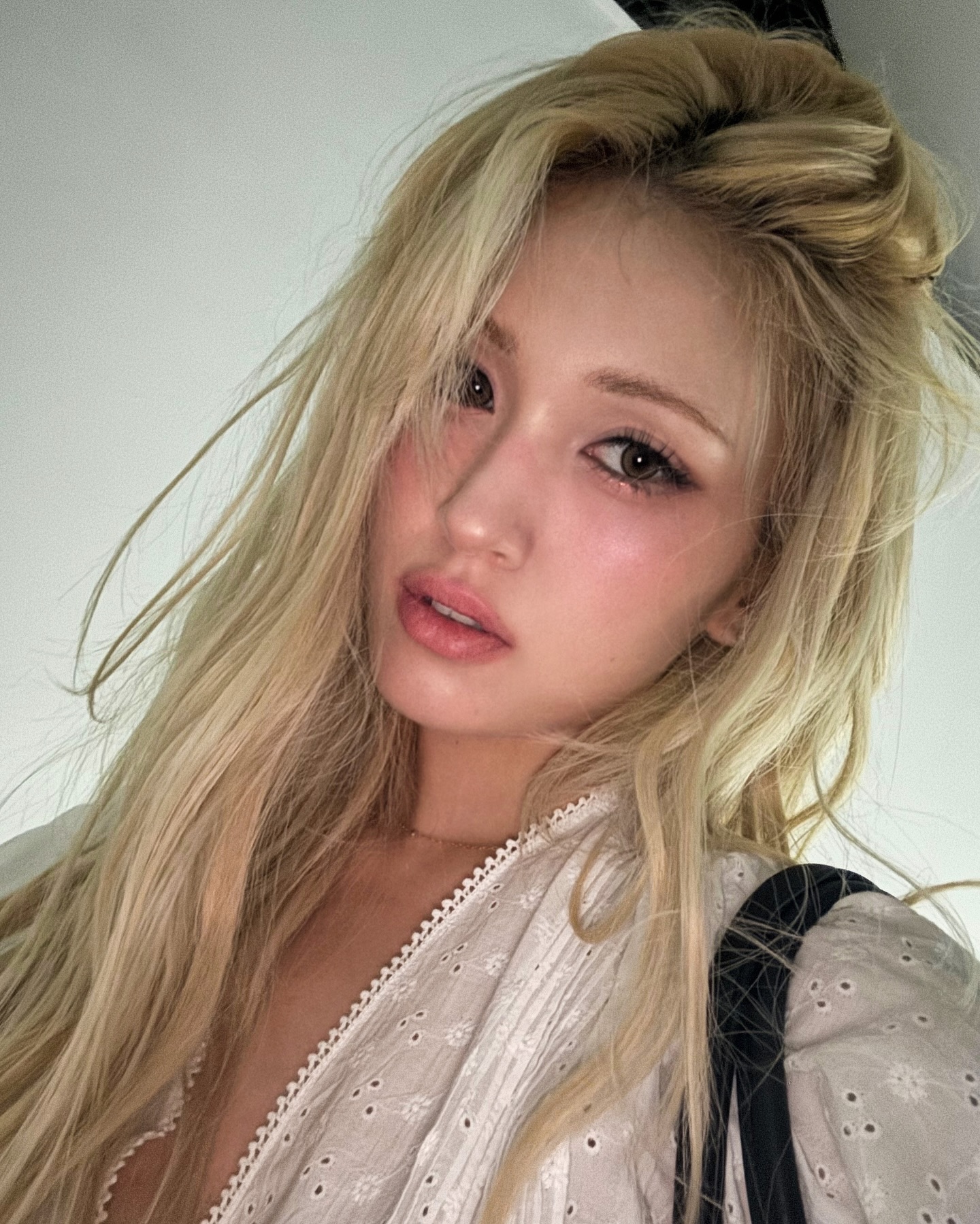 여돌들의 여름 메이크업 치트키✨
하이라이터로 입체적인 얼굴 완성✔️ 이미지2