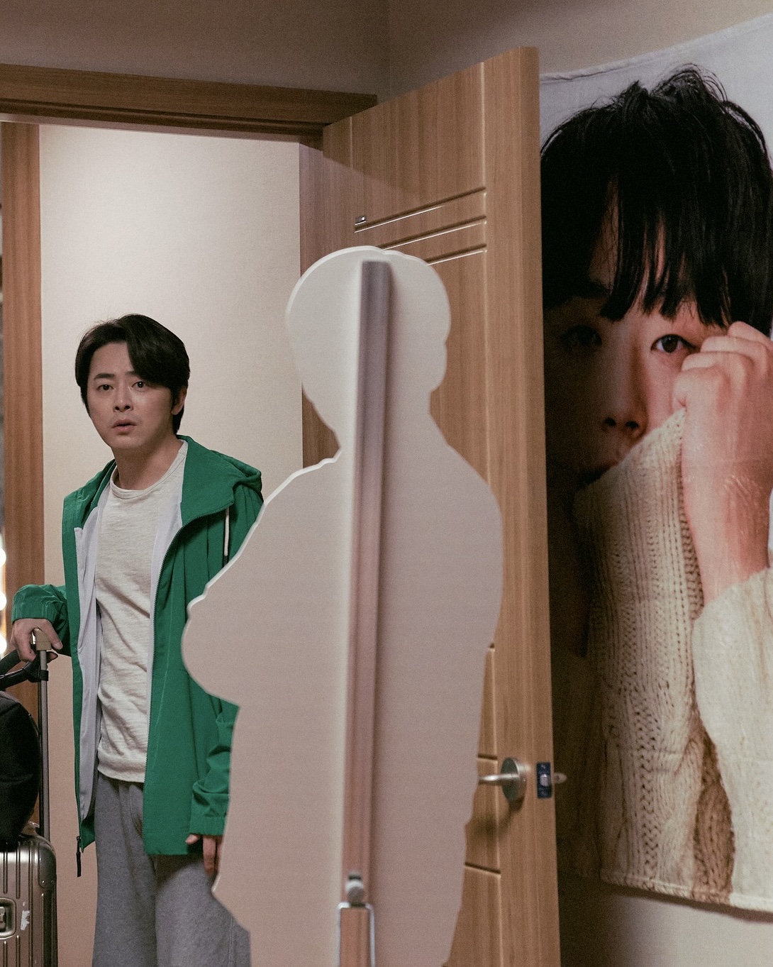 파일럿도 이찬원은 못참지🤭

이찬원과의 깜짝 연결고리로 연일 화제를 모으고 있는 영화 '파일럿'이 ‘찬스’ 스틸을 공개했습니다. 극 중 한정우(조정석)와 한정미(한선화) 남매의 어머니인 안자(오민애)는 영화 속에서 이찬원의 팬덤 ‘찬스’로 등장하는데요. 실제로 이찬원의 소속사에서 제공해 준 굿즈로 방을 채우거나, 공식 팬덤 색인 로즈골드로 옷을 맞춰 입고 이찬원이 방문한 맛집을 찾아가는 등 현실 고증을 완벽히 반영해 영화 곳곳에 감초 같은 재미를 더했습니다. 이미지3