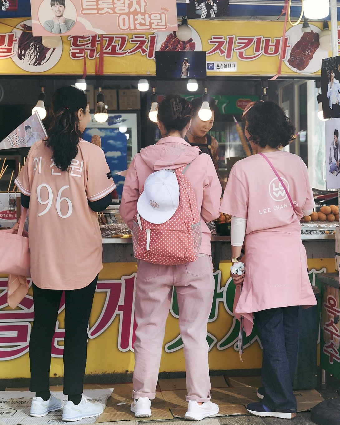 파일럿도 이찬원은 못참지🤭

이찬원과의 깜짝 연결고리로 연일 화제를 모으고 있는 영화 '파일럿'이 ‘찬스’ 스틸을 공개했습니다. 극 중 한정우(조정석)와 한정미(한선화) 남매의 어머니인 안자(오민애)는 영화 속에서 이찬원의 팬덤 ‘찬스’로 등장하는데요. 실제로 이찬원의 소속사에서 제공해 준 굿즈로 방을 채우거나, 공식 팬덤 색인 로즈골드로 옷을 맞춰 입고 이찬원이 방문한 맛집을 찾아가는 등 현실 고증을 완벽히 반영해 영화 곳곳에 감초 같은 재미를 더했습니다. 이미지5