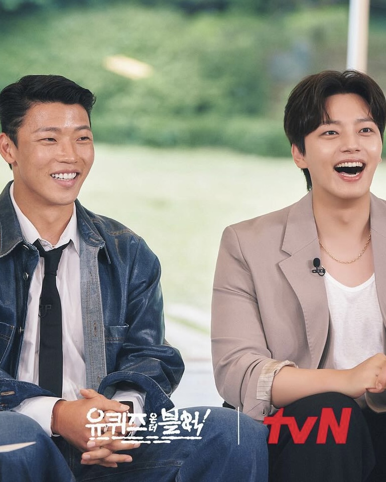 황희찬X여진구🙋🏻‍♂️드디어 오늘!

황희찬이 출연하는 '유 퀴즈 온 더 블럭'이 오늘 방송됩니다. 이번 특집에서는 '도플갱어'로 화제를 모았던 황희찬과 여진구의 만남이 성사되는데요. ‘인간 황희찬’의 이야기가 공개되는 한편 그동안 많은 사람들이 원했던 두 사람의 만남에 어떤 반응과 케미를 보여줄지 기대를 모으고 있습니다. 황희찬 선수의 싸인 유니폼과 여진구의 싸인 포스터를 증정하는 본방사수 이벤트도 진행한다고 하니 참여해 보세요. 이미지6