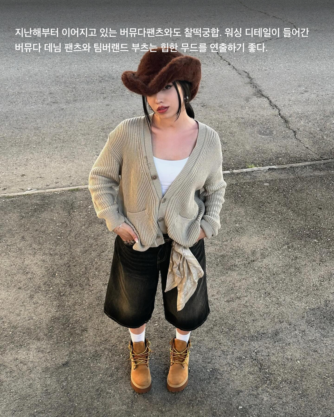 돌아온 유행템🐻🤎팀버랜드

팀버랜드 유행이 돌아왔습니다. 개인 간 거래 플랫폼 크림(KREAM)에 따르면 팀버랜드 거래량이 작년 하반기에 비해 올 상반기 200배 이상 증가했다고 하는데요. 이는 카우보이코어, 워크웨어 등 패션 트렌드와 팀버랜드 부츠가 너무나도 잘 어울리기 때문! 이제는 아웃도어 신발뿐 아니라 데일리로도 유용한 팀버랜드 스니커즈를 신발장에서 꺼내보는 것은 어떨까요?🥾

작년부터 패셔니스타들 사이에서 차츰 대세 신발로 자리 잡은 팀버랜드 부츠. 이효리는 작년 댄스가수유랑단에 출연해 팀버랜드를 신고 무대를 선보였다. 

데님과 특히 잘 어울리는 팀버랜드 부츠. 아웃도어 신발로 제작된 만큼 야외 활동에서 그 강점을 발휘한다. 사진 속 모델은 프리미엄 14인치 부츠로 해외 판매가격은 200달러.

팀버랜드의 여러 모델 중 시그니처는 단연 프리미엄 6인치 부츠. 특히 팀버랜드를 상징하는 옐로 색상 6인치 부츠는 데일리 신발로도 유용하다.

팀버랜드 유행은 카우보이코어, 워크웨어 트렌드와 함께 극대화되었다. 카우보이햇과 레더 벨트는 웨스턴 부츠와 가장 잘 어울리지만, 팀버랜드 워커 부츠도 아주 조화롭게 어울린다. 

지난해부터 이어지고 있는 버뮤다팬츠와도 찰떡궁합. 워싱 디테일이 들어간 버뮤다 데님 팬츠와 팀버랜드 부츠는 힙한 무드를 연출하기 좋다.

블록코어 트렌드와 팀버랜드 부츠도 좋은 조합을 자랑한다. 특히 최근 뉴진스도 일본 데뷔 공연에서 스포츠 저지와 팀버랜드를 코디해 화제가 되기도 했다.

카우보이코어와 블록코어를 만난 팀버랜드는 페스티벌 시즌에 큰 사랑을 받는다. 힙한 디자인과 함께 주변으로부터 발을 보호하기에도 최적이기 때문.

팀버랜드의 또 다른 시그니처인 스톤 스트릿 플랫폼 보트슈즈. 버건디 색상의 보트슈즈는 부츠와는 다른 우아한 맛을 자랑한다.

사진: 3 + 4. Lauren gibson @laurengibson 이미지6