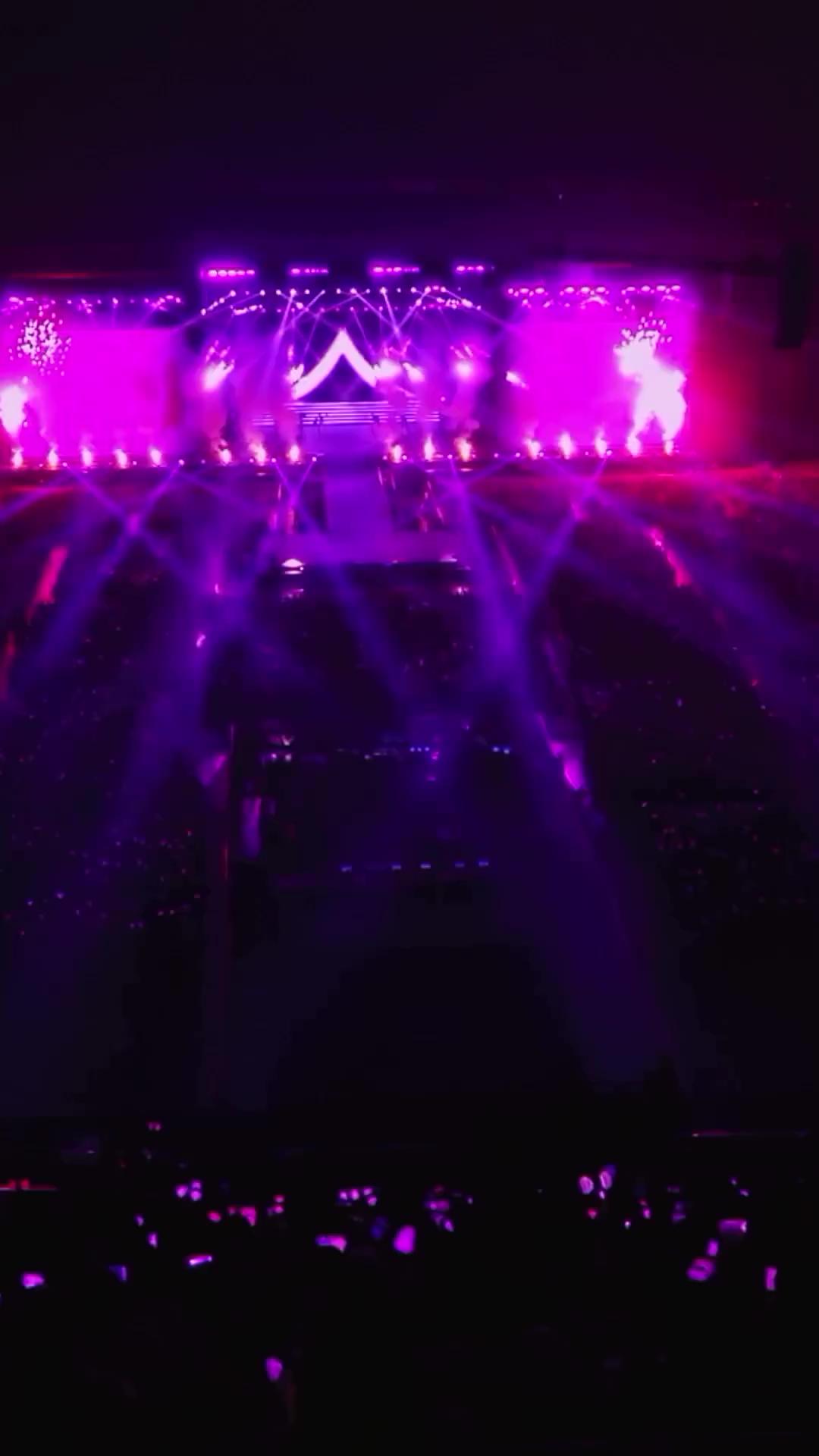 블랙핑크 콘서트🖤🩷영화로 개봉

블랙핑크의 데뷔 8주년을 맞아 ‘본 핑크’ 월드투어 현장과 퍼포먼스를 담은 공연 실황이 담긴 영화가 개봉됩니다. 오늘(10일) CGV에 따르면 영화 ‘블랙핑크 월드투어 [본 핑크] 인 시네마’는 오는 31일 전국 CGV 특별관 및 전 세계 100여 개 국가에서 상영될 예정인데요. 스크린X, 4DX, ULTRA 4DX 등의 다양한 포맷들이 준비될 뿐만 아니라 대형 스크린부터 모션 체어·특수 효과·입체적 사운드 등이 실제 콘서트장에 있는 듯한 감각을 선사하며 현장의 뜨거웠던 열기를 다시 한번 느낄 수 있을 전망입니다. 이미지