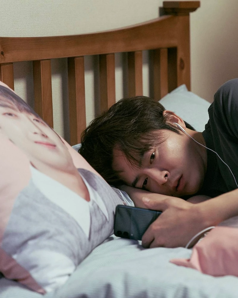 파일럿도 이찬원은 못참지🤭
이찬원과의 깜짝 연결고리로 연일 화제를 모으고 있는 영화 '파일럿'이 ‘찬스’ 스틸을 공개했습니다. 극 중 한정우(조정석)와 한정미(한선화) 남매의 어머니인 안자(오민애)는 영화 속에서 이찬원의 팬덤 ‘찬스’로 등장하는데요. 실제로 이찬원의 소속사에서 제공해 준 굿즈로 방을 채우거나, 공식 팬덤 색인 로즈골드로 옷을 맞춰 입고 이찬원이 방문한 맛집을 찾아가는 등 현실 고증을 완벽히 반영해 영화 곳곳에 감초 같은 재미를 더했습니다. 이미지1
