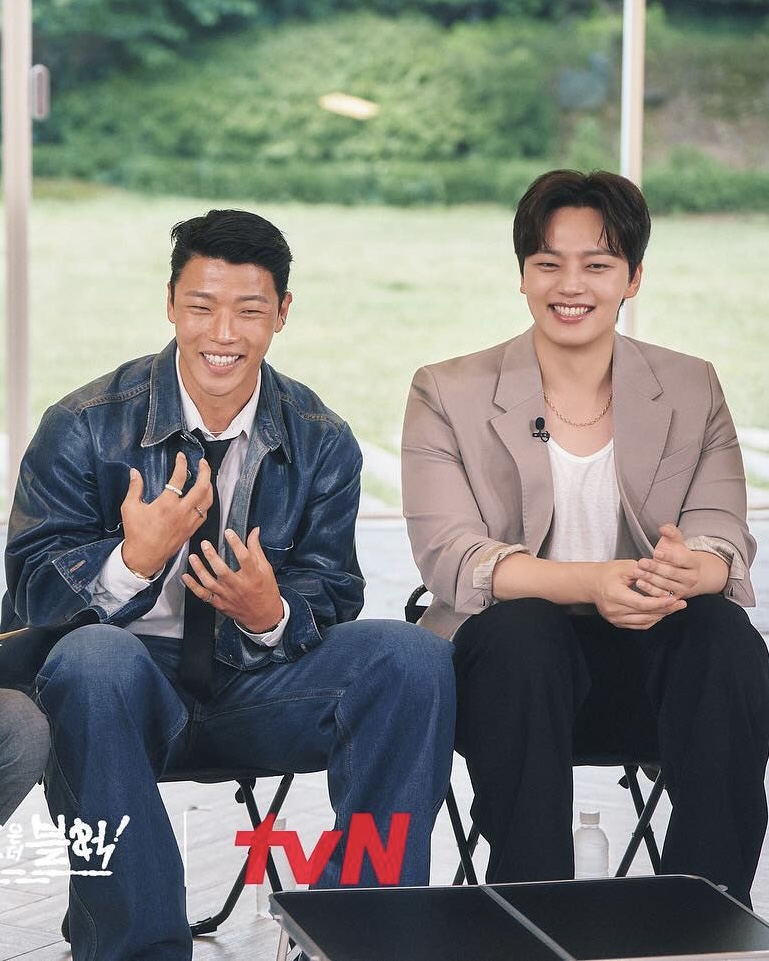 황희찬X여진구🙋🏻‍♂️드디어 오늘!

황희찬이 출연하는 '유 퀴즈 온 더 블럭'이 오늘 방송됩니다. 이번 특집에서는 '도플갱어'로 화제를 모았던 황희찬과 여진구의 만남이 성사되는데요. ‘인간 황희찬’의 이야기가 공개되는 한편 그동안 많은 사람들이 원했던 두 사람의 만남에 어떤 반응과 케미를 보여줄지 기대를 모으고 있습니다. 황희찬 선수의 싸인 유니폼과 여진구의 싸인 포스터를 증정하는 본방사수 이벤트도 진행한다고 하니 참여해 보세요. 이미지3