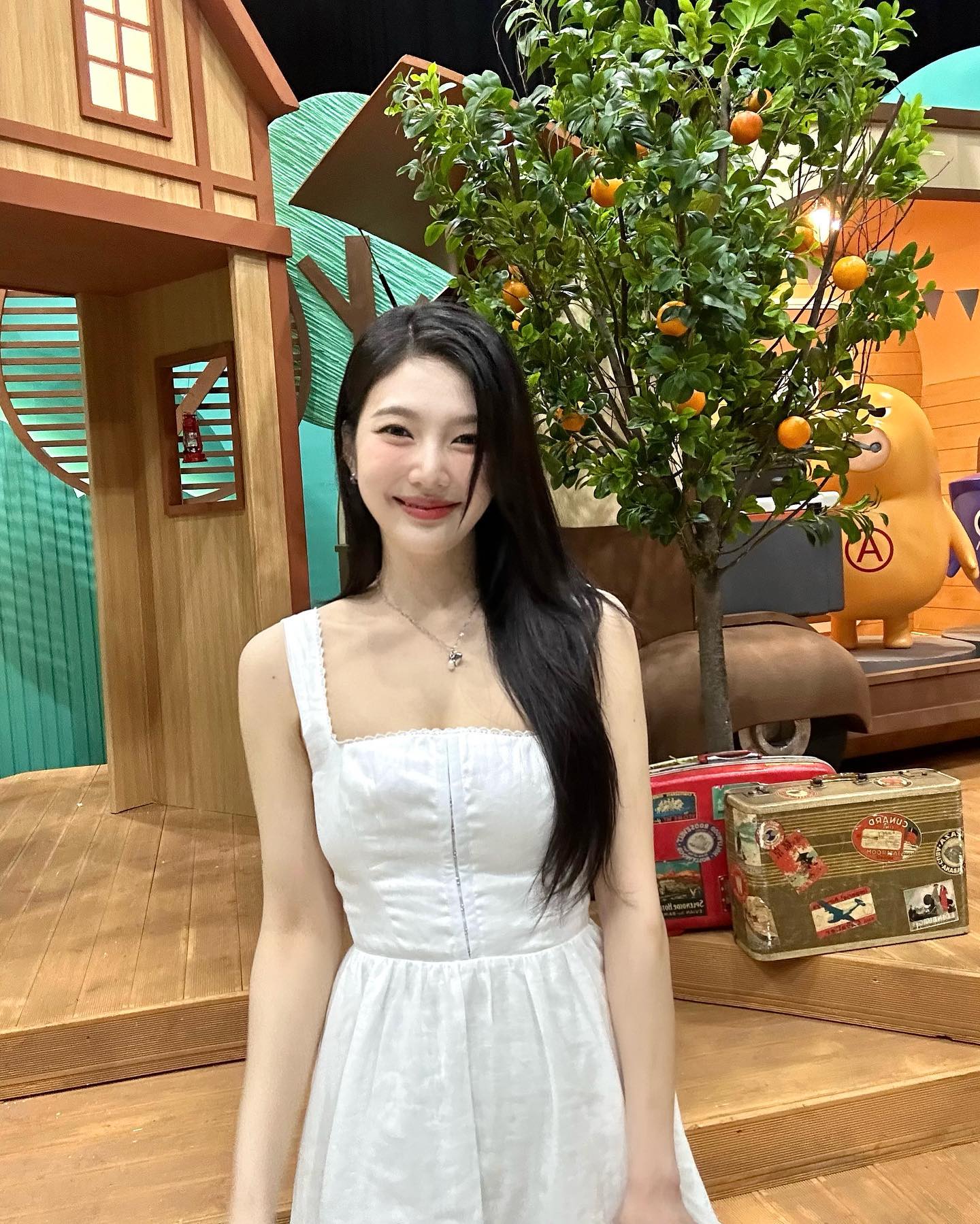원피스룩 맛집🤍👗리포메이션
여름과 잘 어울리는 러블리한 디테일과 핏✨ 셀럽 착용정보✔️

1. 김지원: 아모레트 린넨 드레스

2. 수지, 윈터: 에비아나 린넨 드레스

3. 윤승아: 레이스 카라 도트 드레스

4. 조이: 탈리아텔레 린넨 드레스

5. 고윤정: 딥 스퀘어 넥 이지 드레스

6. 아린: 레미 드레스

7. 손연재: 폴리티드 린넨 폴로 드레스 이미지