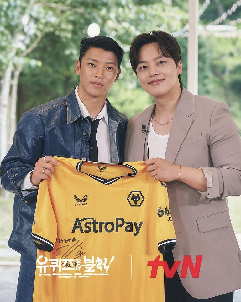 황희찬X여진구🙋🏻‍♂️드디어 오늘!

황희찬이 출연하는 '유 퀴즈 온 더 블럭'이 오늘 방송됩니다. 이번 특집에서는 '도플갱어'로 화제를 모았던 황희찬과 여진구의 만남이 성사되는데요. ‘인간 황희찬’의 이야기가 공개되는 한편 그동안 많은 사람들이 원했던 두 사람의 만남에 어떤 반응과 케미를 보여줄지 기대를 모으고 있습니다. 황희찬 선수의 싸인 유니폼과 여진구의 싸인 포스터를 증정하는 본방사수 이벤트도 진행한다고 하니 참여해 보세요. 이미지2