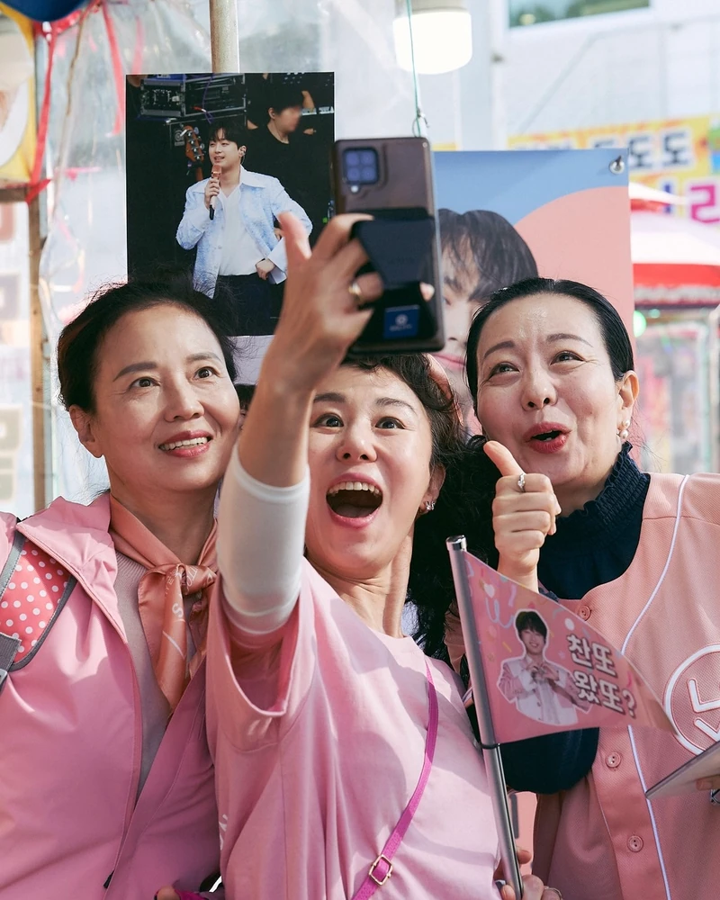 파일럿도 이찬원은 못참지🤭
이찬원과의 깜짝 연결고리로 연일 화제를 모으고 있는 영화 '파일럿'이 ‘찬스’ 스틸을 공개했습니다. 극 중 한정우(조정석)와 한정미(한선화) 남매의 어머니인 안자(오민애)는 영화 속에서 이찬원의 팬덤 ‘찬스’로 등장하는데요. 실제로 이찬원의 소속사에서 제공해 준 굿즈로 방을 채우거나, 공식 팬덤 색인 로즈골드로 옷을 맞춰 입고 이찬원이 방문한 맛집을 찾아가는 등 현실 고증을 완벽히 반영해 영화 곳곳에 감초 같은 재미를 더했습니다. 이미지2
