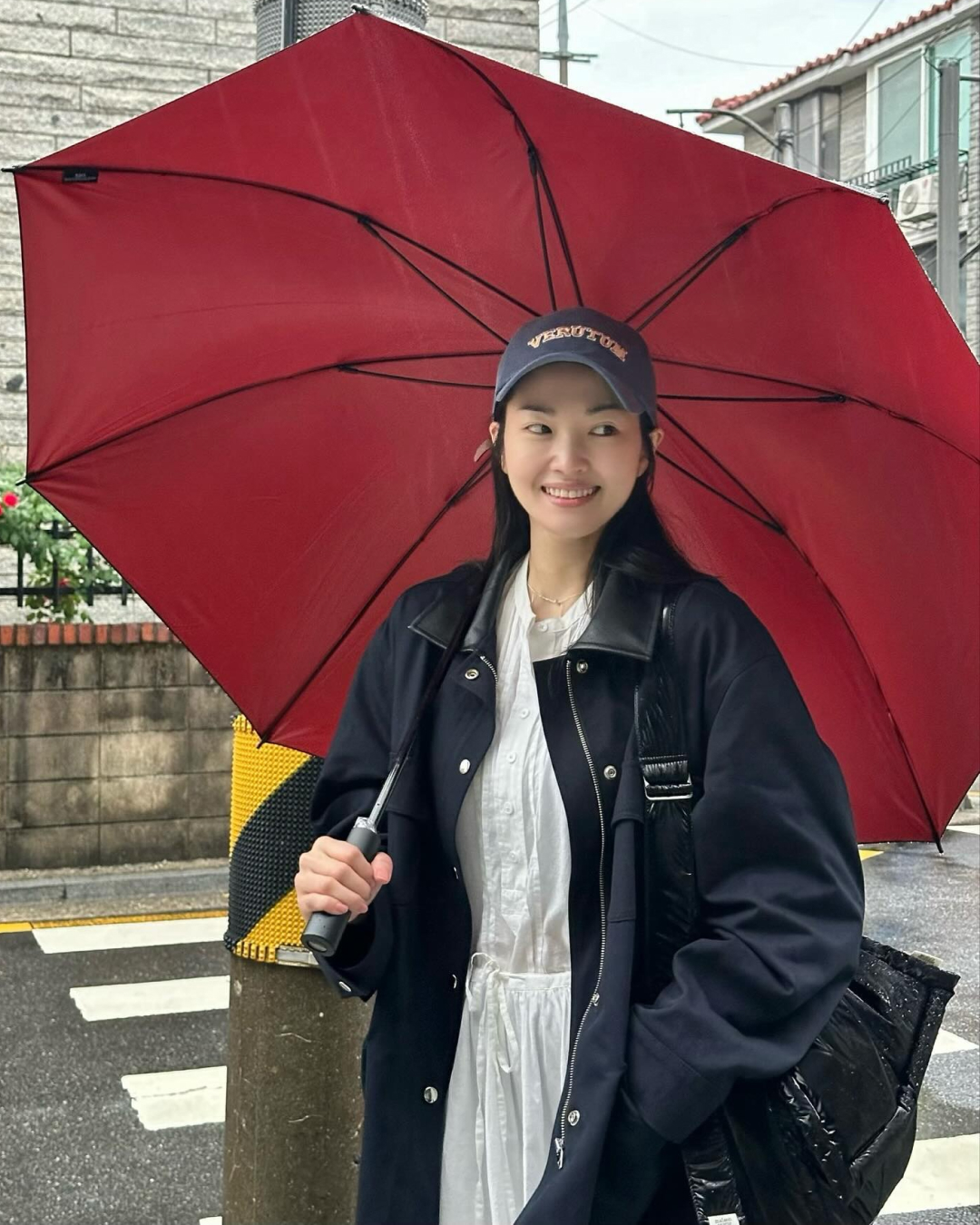 장마 속에서 살아남는 방법☔️

올해도 진행 중인 장마 시즌. 기상청에 따르면 올해 장마는 무려 한 달 동안 이어질 거라고 하는데요. 언제 쏟아질지 모르는 비 소식에 외출 때마다 코디가 고민되는 요즘! 흐린 날에도 패셔너블하게 살아남을 수 있는 아이템 3가지를 소개해 드립니다.

컬러 우산
비가 오는 날에는 밝은 옷이 더러워질까 봐 어두운 옷을 찾게 되는데요. 흐리고 칙칙한 날씨에는 밝은 컬러의 아이템을 착용해야 더욱 화사해 보이고 안전하다는 사실 아시죠? 평소에 다른 곳에 포인트를 주는 게 부담스러웠다면 비 오는 날 우산으로 포인트 룩에 도전해 보세요.

레인 코트
아무리 큰 우산을 써도 바람 때문에 어쩔 수 없이 비 오는 날에는 어깨가 젖게 되는데요. 방수는 물론 일상생활에서 점퍼로 입을 수 있는 디자인된 아이템들도 다양하게 나오고 있죠. 원톤이나 패턴이 들어간 아이템으로 차분하면서도 캐주얼한 코디를 연출할 수 있습니다.

레인 부츠
레인부츠는 이제 없어서는 안되는 필수 아이템인데요. 무릎까지 오는 롱부츠부터 발목까지 오는 첼시부츠까지 길이감이 다양하게 나오기 때문에 답답한 게 싫으신 분들도 편하게 착용할 수 있습니다. 이미지3
