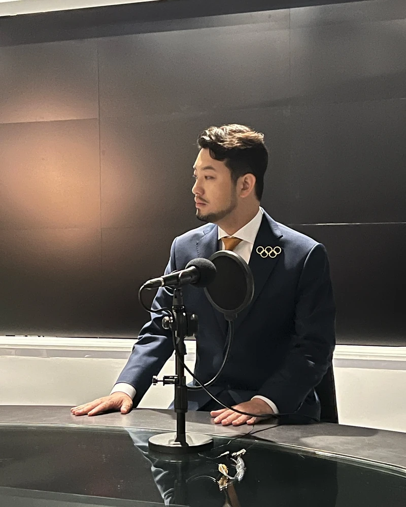 파리올림픽 해설자🤵🏻♂️침착맨
유튜버 침착맨이 SBS ‘2024 파리올림픽’ 특별 해설자로 참여합니다. 침착맨은 생생한 파리 현지 소식을 전하기 위해 프랑스 출신 방송인 파비앙과 함께 파리로 떠나는데요. 콘텐츠 ‘침착한 파리지앵’을 통해 베르사유 궁전, 에펠탑, 콩코드 광장, 그랑팔레 등 역사적 명소에서 열리는 경기 등 파리 올림픽 구석구석의 소식을 전할 예정입니다. 이미지2