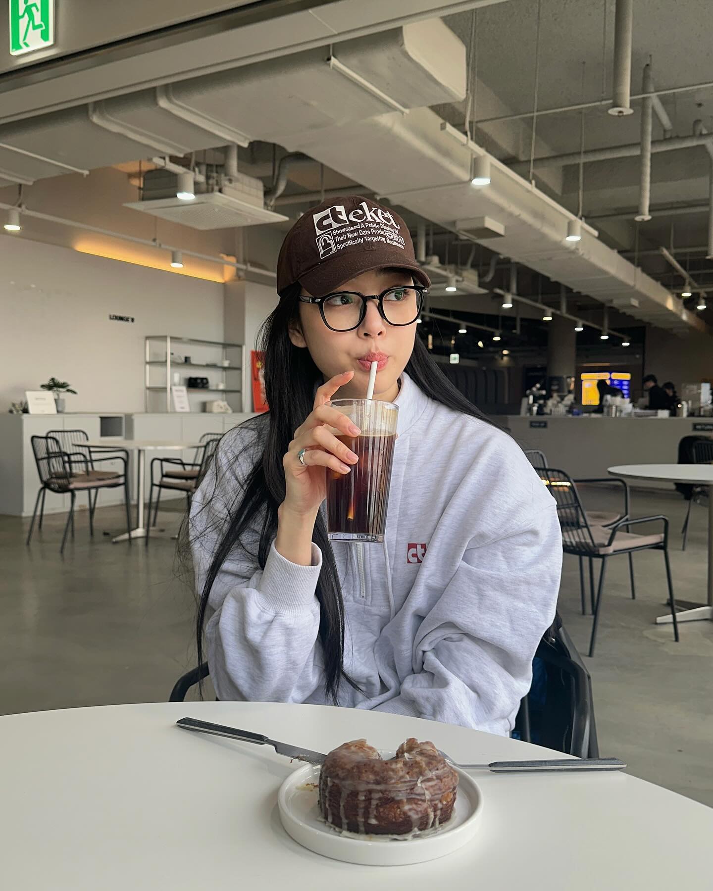 볼캡과 안경은 환상의 짝꿍👓🧢 이미지5