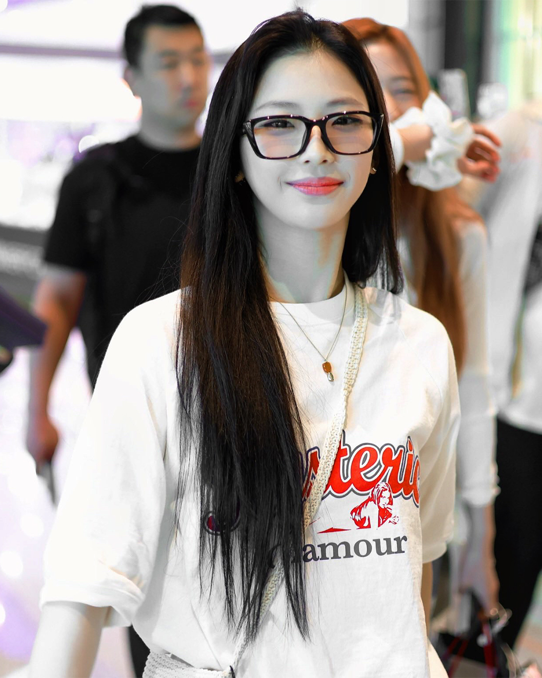 여돌들이 애정하는 브랜드❤️‍🔥히글

최근 여자 아이돌들의 사복 패션부터 무대 의상까지 꼭 등장하는 브랜드가 있습니다. 바로 히스테릭 글래머인데요. 1960년대부터 1980년대 사이, 미국 록 음악 및 서브컬처 등의 다양한 요소들로부터 영감받은 빈티지한 그래픽 디자인으로 많은 사랑을 받고 있죠. 에스파, 뉴진스, 그리고 키스오브라이프까지 최근 여자 아이돌이 선택한 키치한 디자인의 히스테릭 글래머 반팔 티셔츠 스타일링을 지금 바로 슬라이드를 넘겨 확인해 보세요!

1. 에스파 카리나 - 히스테릭 하트 치비 티셔츠

2. 키스오브라이프 쥴리 - 네이키드 퓨리 티셔츠 

3. 뉴진스 민지 - 빅 애플 티셔츠

4. 에이핑크 김남주 - 히스테릭 딜라이트 티셔츠

5. 베이비몬스터 루카 - 리가 레이디랜드 풀오버

6. 키스오브라이프 벨 - 플레이보이 티셔츠

7. 뉴진스 혜인 - 넘버 6 쇼트 티셔츠

8. 아이들 우기 - 빈티지 로고 티셔츠

9. 아일릿 원희 - 사운드 오브 더 퓨처 링거 티셔츠 이미지5