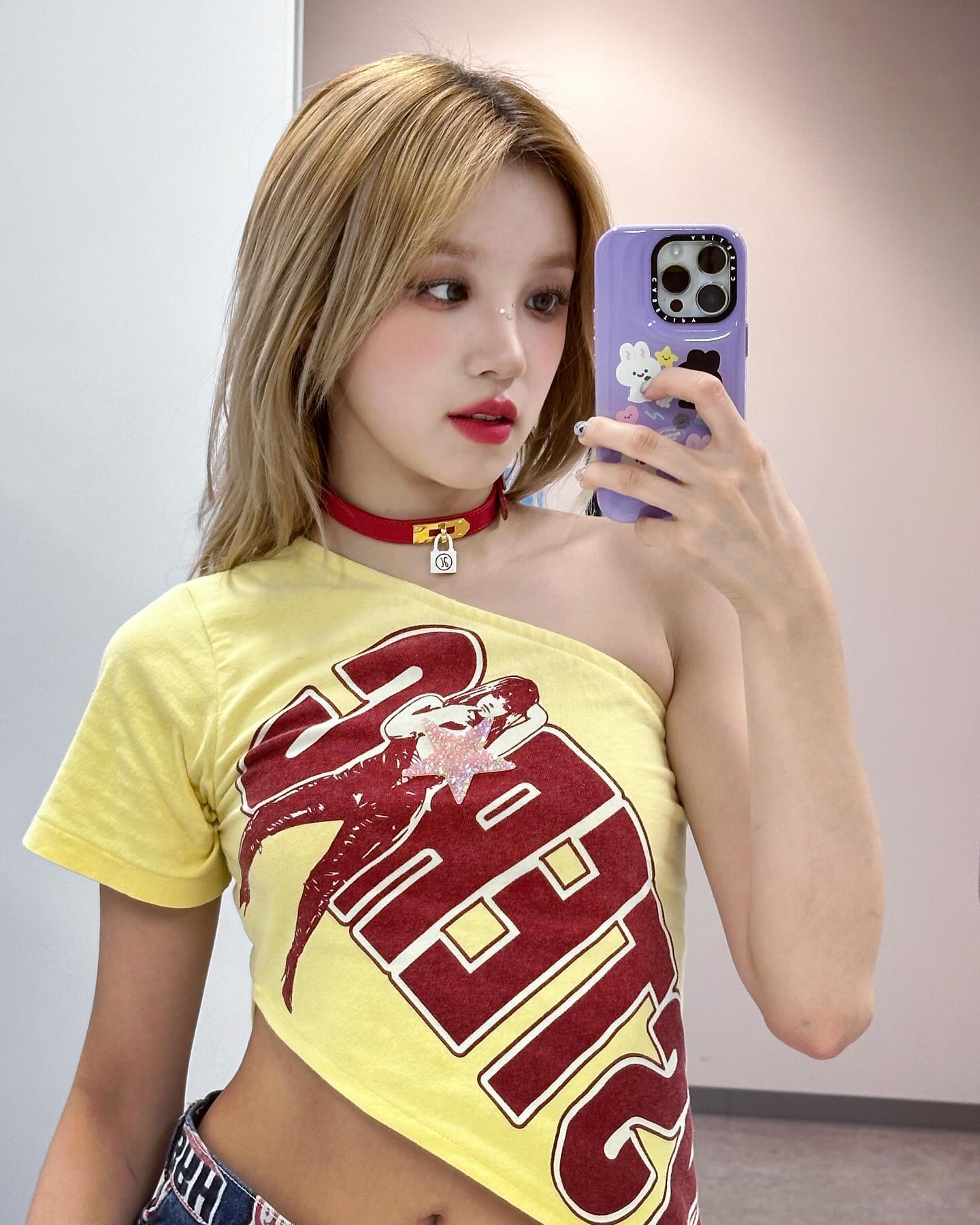 여돌들이 애정하는 브랜드❤️‍🔥히글

최근 여자 아이돌들의 사복 패션부터 무대 의상까지 꼭 등장하는 브랜드가 있습니다. 바로 히스테릭 글래머인데요. 1960년대부터 1980년대 사이, 미국 록 음악 및 서브컬처 등의 다양한 요소들로부터 영감받은 빈티지한 그래픽 디자인으로 많은 사랑을 받고 있죠. 에스파, 뉴진스, 그리고 키스오브라이프까지 최근 여자 아이돌이 선택한 키치한 디자인의 히스테릭 글래머 반팔 티셔츠 스타일링을 지금 바로 슬라이드를 넘겨 확인해 보세요!

1. 에스파 카리나 - 히스테릭 하트 치비 티셔츠

2. 키스오브라이프 쥴리 - 네이키드 퓨리 티셔츠 

3. 뉴진스 민지 - 빅 애플 티셔츠

4. 에이핑크 김남주 - 히스테릭 딜라이트 티셔츠

5. 베이비몬스터 루카 - 리가 레이디랜드 풀오버

6. 키스오브라이프 벨 - 플레이보이 티셔츠

7. 뉴진스 혜인 - 넘버 6 쇼트 티셔츠

8. 아이들 우기 - 빈티지 로고 티셔츠

9. 아일릿 원희 - 사운드 오브 더 퓨처 링거 티셔츠 이미지