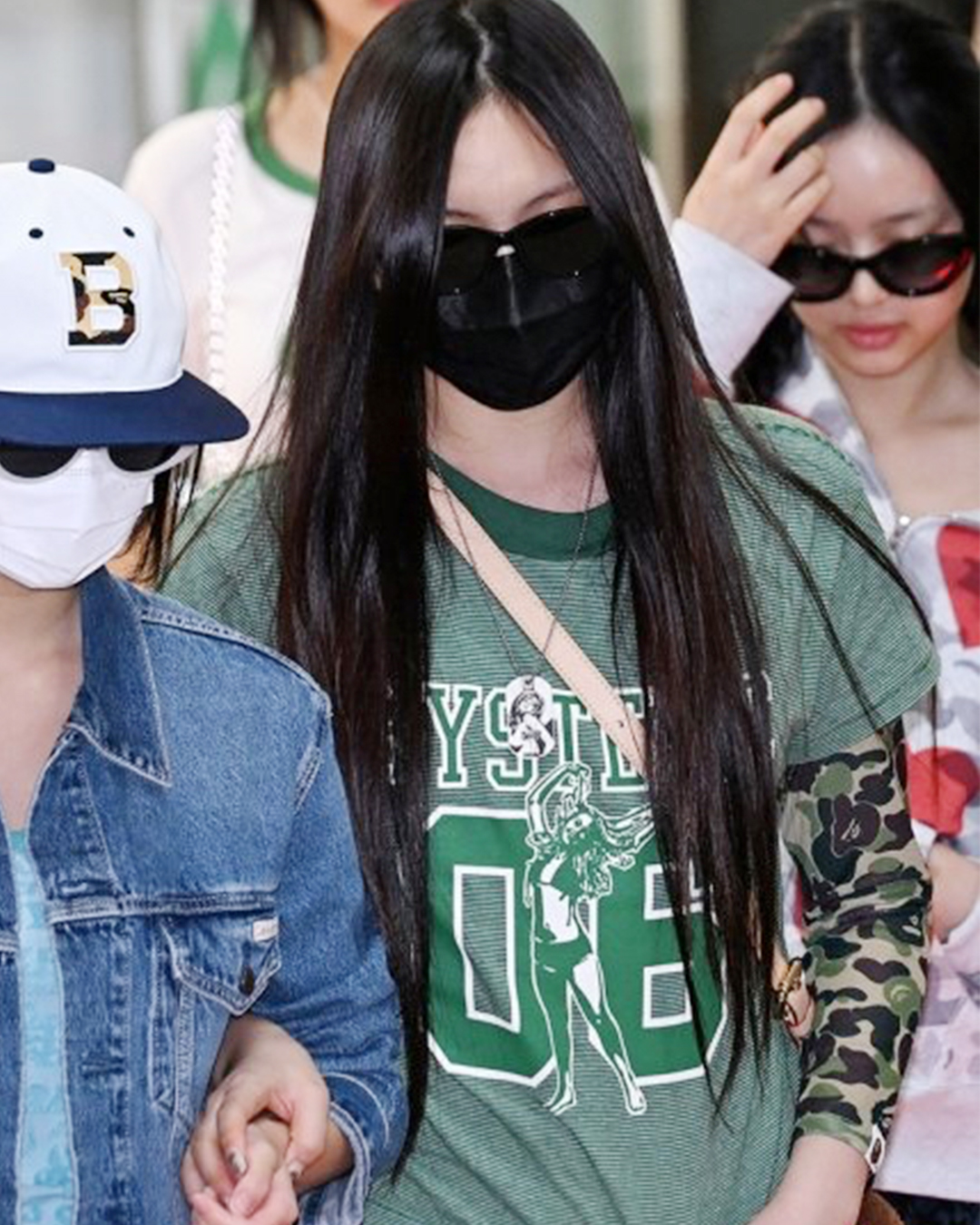 여돌들이 애정하는 브랜드❤️‍🔥히글

최근 여자 아이돌들의 사복 패션부터 무대 의상까지 꼭 등장하는 브랜드가 있습니다. 바로 히스테릭 글래머인데요. 1960년대부터 1980년대 사이, 미국 록 음악 및 서브컬처 등의 다양한 요소들로부터 영감받은 빈티지한 그래픽 디자인으로 많은 사랑을 받고 있죠. 에스파, 뉴진스, 그리고 키스오브라이프까지 최근 여자 아이돌이 선택한 키치한 디자인의 히스테릭 글래머 반팔 티셔츠 스타일링을 지금 바로 슬라이드를 넘겨 확인해 보세요!

1. 에스파 카리나 - 히스테릭 하트 치비 티셔츠

2. 키스오브라이프 쥴리 - 네이키드 퓨리 티셔츠 

3. 뉴진스 민지 - 빅 애플 티셔츠

4. 에이핑크 김남주 - 히스테릭 딜라이트 티셔츠

5. 베이비몬스터 루카 - 리가 레이디랜드 풀오버

6. 키스오브라이프 벨 - 플레이보이 티셔츠

7. 뉴진스 혜인 - 넘버 6 쇼트 티셔츠

8. 아이들 우기 - 빈티지 로고 티셔츠

9. 아일릿 원희 - 사운드 오브 더 퓨처 링거 티셔츠 이미지7