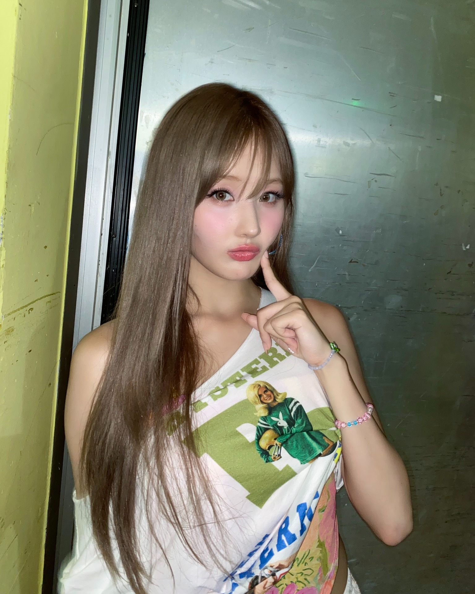 여돌들이 애정하는 브랜드❤️‍🔥히글

최근 여자 아이돌들의 사복 패션부터 무대 의상까지 꼭 등장하는 브랜드가 있습니다. 바로 히스테릭 글래머인데요. 1960년대부터 1980년대 사이, 미국 록 음악 및 서브컬처 등의 다양한 요소들로부터 영감받은 빈티지한 그래픽 디자인으로 많은 사랑을 받고 있죠. 에스파, 뉴진스, 그리고 키스오브라이프까지 최근 여자 아이돌이 선택한 키치한 디자인의 히스테릭 글래머 반팔 티셔츠 스타일링을 지금 바로 슬라이드를 넘겨 확인해 보세요!

1. 에스파 카리나 - 히스테릭 하트 치비 티셔츠

2. 키스오브라이프 쥴리 - 네이키드 퓨리 티셔츠 

3. 뉴진스 민지 - 빅 애플 티셔츠

4. 에이핑크 김남주 - 히스테릭 딜라이트 티셔츠

5. 베이비몬스터 루카 - 리가 레이디랜드 풀오버

6. 키스오브라이프 벨 - 플레이보이 티셔츠

7. 뉴진스 혜인 - 넘버 6 쇼트 티셔츠

8. 아이들 우기 - 빈티지 로고 티셔츠

9. 아일릿 원희 - 사운드 오브 더 퓨처 링거 티셔츠 이미지6