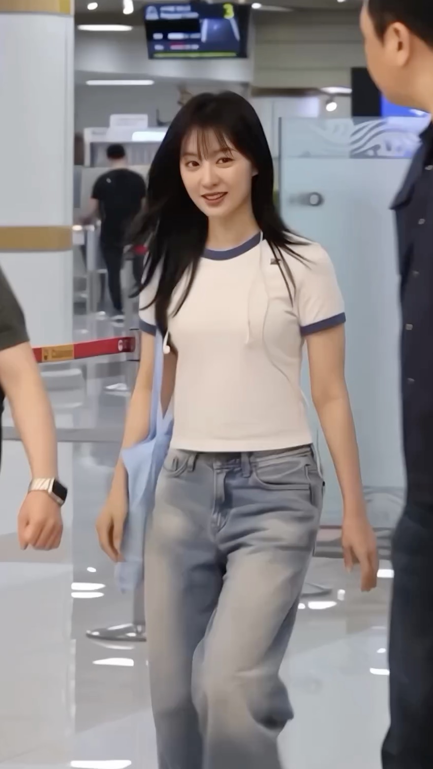이 세상 청량 다 지원언니꺼💙
올여름 링거티는 지원언니처럼 깔끔하게 입어봐🙌 이미지