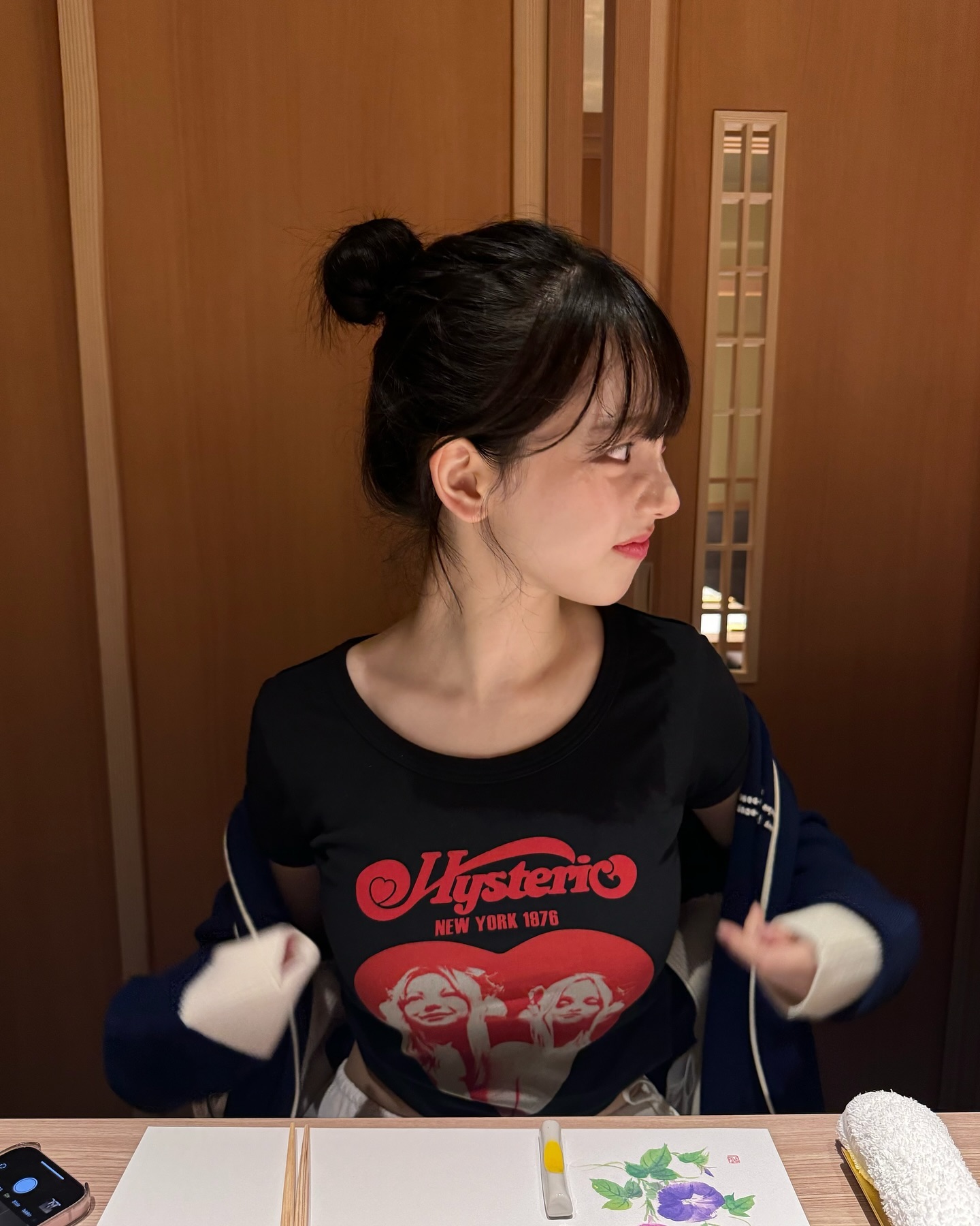 여돌들이 애정하는 브랜드❤️‍🔥히글

최근 여자 아이돌들의 사복 패션부터 무대 의상까지 꼭 등장하는 브랜드가 있습니다. 바로 히스테릭 글래머인데요. 1960년대부터 1980년대 사이, 미국 록 음악 및 서브컬처 등의 다양한 요소들로부터 영감받은 빈티지한 그래픽 디자인으로 많은 사랑을 받고 있죠. 에스파, 뉴진스, 그리고 키스오브라이프까지 최근 여자 아이돌이 선택한 키치한 디자인의 히스테릭 글래머 반팔 티셔츠 스타일링을 지금 바로 슬라이드를 넘겨 확인해 보세요!

1. 에스파 카리나 - 히스테릭 하트 치비 티셔츠

2. 키스오브라이프 쥴리 - 네이키드 퓨리 티셔츠 

3. 뉴진스 민지 - 빅 애플 티셔츠

4. 에이핑크 김남주 - 히스테릭 딜라이트 티셔츠

5. 베이비몬스터 루카 - 리가 레이디랜드 풀오버

6. 키스오브라이프 벨 - 플레이보이 티셔츠

7. 뉴진스 혜인 - 넘버 6 쇼트 티셔츠

8. 아이들 우기 - 빈티지 로고 티셔츠

9. 아일릿 원희 - 사운드 오브 더 퓨처 링거 티셔츠 이미지