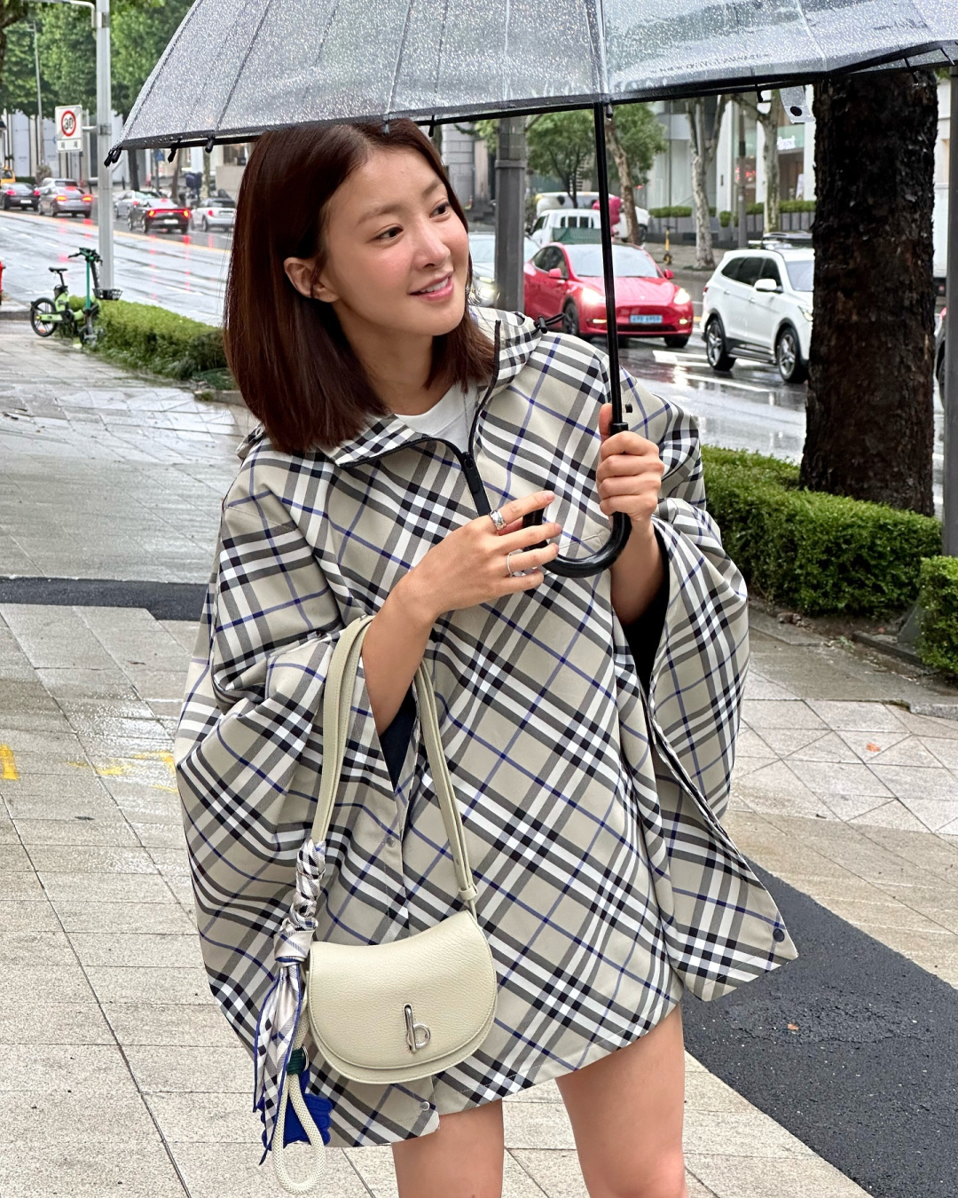 장마 속에서 살아남는 방법☔️

올해도 진행 중인 장마 시즌. 기상청에 따르면 올해 장마는 무려 한 달 동안 이어질 거라고 하는데요. 언제 쏟아질지 모르는 비 소식에 외출 때마다 코디가 고민되는 요즘! 흐린 날에도 패셔너블하게 살아남을 수 있는 아이템 3가지를 소개해 드립니다.

컬러 우산
비가 오는 날에는 밝은 옷이 더러워질까 봐 어두운 옷을 찾게 되는데요. 흐리고 칙칙한 날씨에는 밝은 컬러의 아이템을 착용해야 더욱 화사해 보이고 안전하다는 사실 아시죠? 평소에 다른 곳에 포인트를 주는 게 부담스러웠다면 비 오는 날 우산으로 포인트 룩에 도전해 보세요.

레인 코트
아무리 큰 우산을 써도 바람 때문에 어쩔 수 없이 비 오는 날에는 어깨가 젖게 되는데요. 방수는 물론 일상생활에서 점퍼로 입을 수 있는 디자인된 아이템들도 다양하게 나오고 있죠. 원톤이나 패턴이 들어간 아이템으로 차분하면서도 캐주얼한 코디를 연출할 수 있습니다.

레인 부츠
레인부츠는 이제 없어서는 안되는 필수 아이템인데요. 무릎까지 오는 롱부츠부터 발목까지 오는 첼시부츠까지 길이감이 다양하게 나오기 때문에 답답한 게 싫으신 분들도 편하게 착용할 수 있습니다. 이미지5