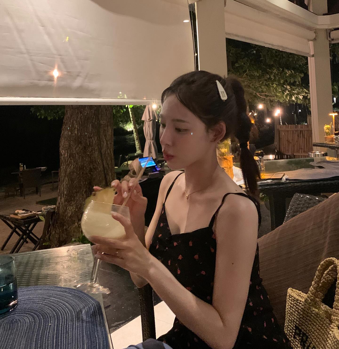 올해 민소매 트렌드💐잔꽃무늬 이미지