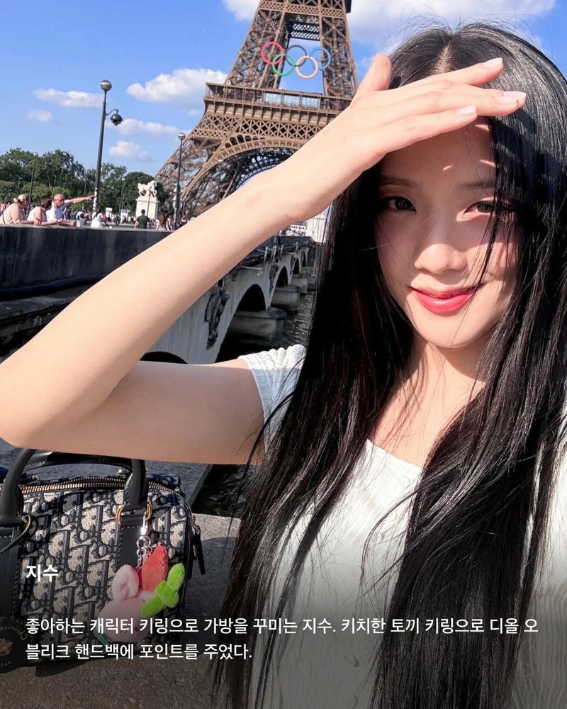 가방에 주렁주렁🧸🐰백 참 트렌드
남들과 똑같은 것이 싫은 셀럽들의 요즘 가방 트렌드는 바로 가방 꾸미기! 해외에서는 백 참(Bag Charm)이라고 부르는 인형, 리본 등 다양한 소품을 가방에 주렁주렁 매달아 나만의 개성을 뽐낼 수 있는 가방을 만드는 것인데요. 포인트를 주기에도, 키치한 매력을 뽐내기에도, 심지어 나만의 개성을 보여주기에도 안성맞춤인 백 참 트렌드를 슬라이드로 확인해 보세요!✅
지수
좋아하는 캐릭터 키링으로 가방을 꾸미는 지수. 키치한 토끼 키링으로 디올 오블리크 핸드백에 포인트를 주었다.
포인트는 하나만 주는 것을 선호하는 지수. 헬로키티를 좋아하는 것으로 유명한 지수의 가방에서 헬로키티 키링을 발견하는 것은 어렵지 않다.
한소희
헬로키티 인형 키링을 애용하는 것은 한소희도 마찬가지. 알록달록한 가방 색에 맞추어 약간은 톤다운된 인형을 활용해 색감 밸런스를 유지했다.
카리나
인형 키링이 두 개가 된다면 포인트도 두 배. 카리나는 연두색과 노란색의 단색 키링을 두 개 매달아 컬러 포인트를 분산시켰다.
허윤진
인형 키링 외에도 리본, 집게 핀 등을 활용할 수도 있다. 허윤진은 다양한 아이템을 동시에 포인트로 활용해 개성 넘치는 가방을 완성했다.
현아
마찬가지로 인형, 진주 리본에 심지어 반려견 키링까지 함께 부착해 자신만의 가방을 완성한 현아. 언제 어디서나 반려동물과 함께하는 애정이 돋보인다. 이미지2