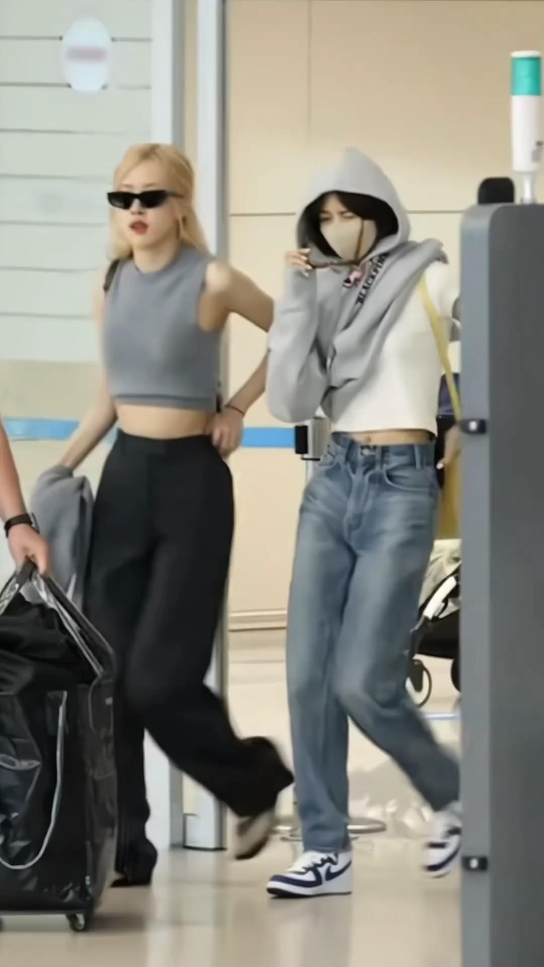 요즘 핫 우정그램🖤🩷리사 & 로제
우리두… 우정룩 이렇게 예쁘면 @좋겠다🔥 이미지