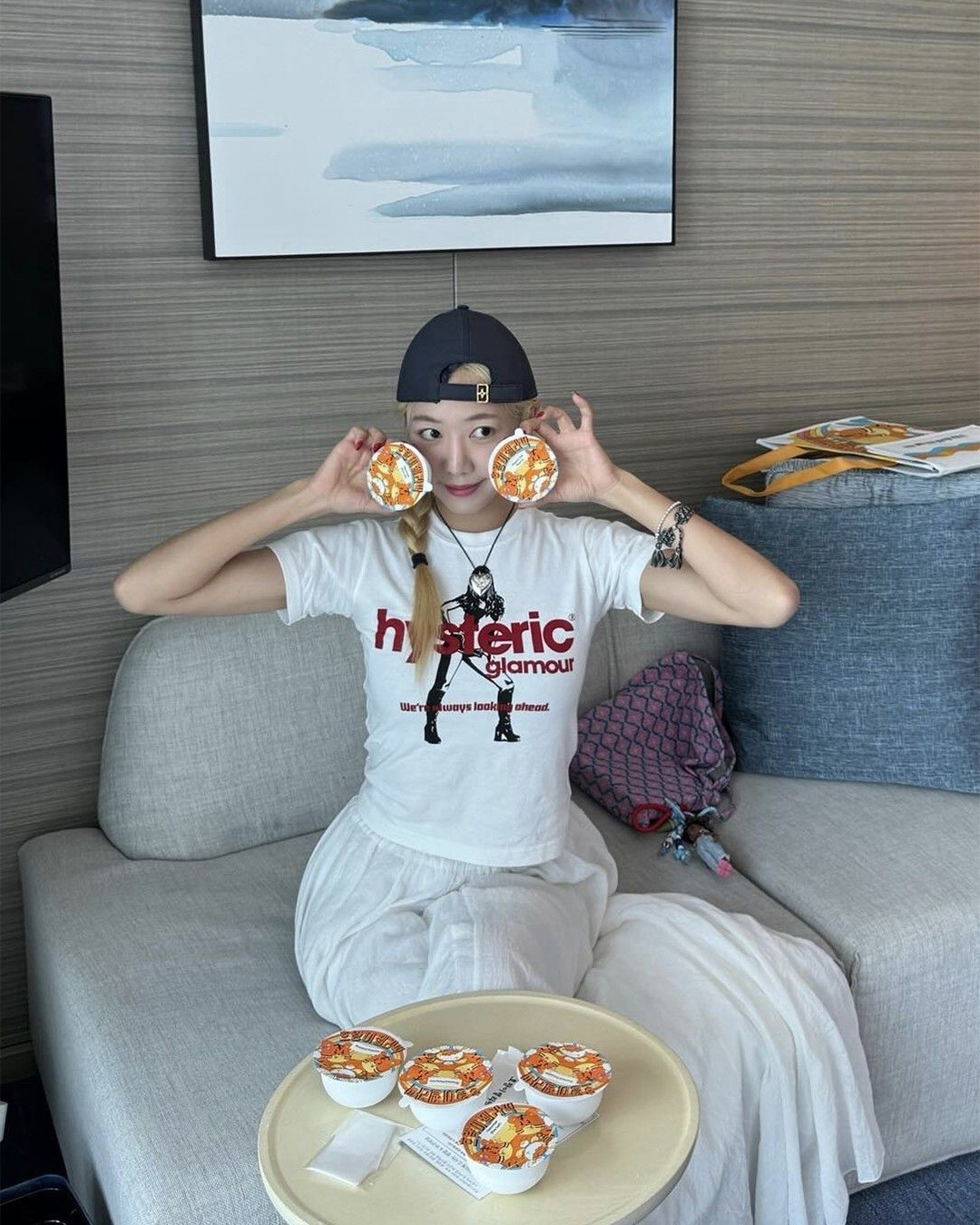 여돌들이 애정하는 브랜드❤️‍🔥히글

최근 여자 아이돌들의 사복 패션부터 무대 의상까지 꼭 등장하는 브랜드가 있습니다. 바로 히스테릭 글래머인데요. 1960년대부터 1980년대 사이, 미국 록 음악 및 서브컬처 등의 다양한 요소들로부터 영감받은 빈티지한 그래픽 디자인으로 많은 사랑을 받고 있죠. 에스파, 뉴진스, 그리고 키스오브라이프까지 최근 여자 아이돌이 선택한 키치한 디자인의 히스테릭 글래머 반팔 티셔츠 스타일링을 지금 바로 슬라이드를 넘겨 확인해 보세요!

1. 에스파 카리나 - 히스테릭 하트 치비 티셔츠

2. 키스오브라이프 쥴리 - 네이키드 퓨리 티셔츠 

3. 뉴진스 민지 - 빅 애플 티셔츠

4. 에이핑크 김남주 - 히스테릭 딜라이트 티셔츠

5. 베이비몬스터 루카 - 리가 레이디랜드 풀오버

6. 키스오브라이프 벨 - 플레이보이 티셔츠

7. 뉴진스 혜인 - 넘버 6 쇼트 티셔츠

8. 아이들 우기 - 빈티지 로고 티셔츠

9. 아일릿 원희 - 사운드 오브 더 퓨처 링거 티셔츠 이미지4