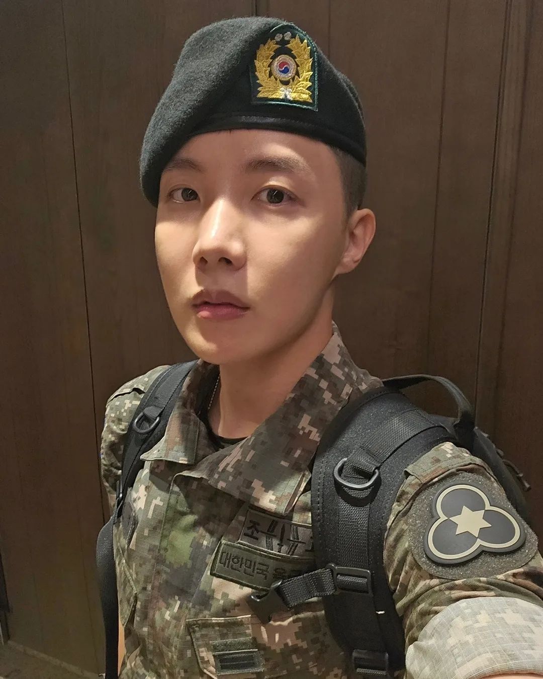 광주에 제이홉 거리가 생긴다고?🏫

방탄소년단 제이홉이 학창 시절을 보낸 통학로 주변에 테마 거리가 조성됩니다. 오늘(12일) 광주 북구에 따르면 북구는 최근 ‘홉 스트리스 조성 사업 디자인 개발 및 실시설계 용역’을 모두 마치고 연말 준공을 목표로 본격적인 공사에 돌입했다고 하는데요. 삼각동과 일곡동 일대 공원 스팟존 3곳과 거리 포토존 6곳, 청소년 거점센터 2곳이 마련될 예정이며, 제이홉의 모교인 국제고등학교에서 도보 5분 거리에 있는 방문자센터 앞에는 제이홉 일본 팬클럽의 기부금으로 마련한 조형물이 세워질 계획입니다. 이미지