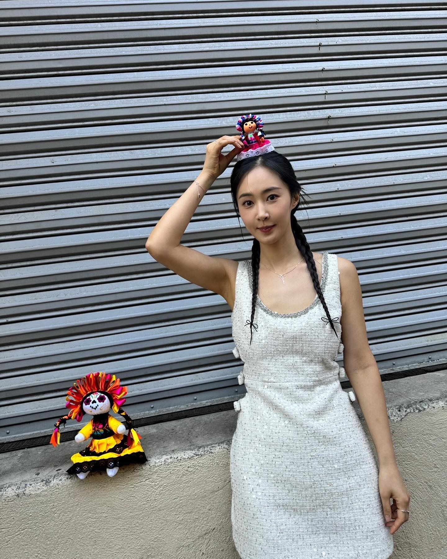 특별한 날 좋은 셀프 포트레이트✨
셀럽들이 고른 러블리한 감성의 원피스룩 정보 모음✔️👑
1. 김유정: 크림 블라우스 숏 슬리브 미니 드레스
2. 임지연: 데님 스케이터 미니 드레스, 옐로우 쉬폰 레이스 디테일 미니 드레스
3. 수지: 데이지 레이스 아젤리아 미니 드레스
4. 조이: 플로럴 프린트 미디 드레스
5. 유리: 크림 부클 컷아웃 미니 드레스
6. 다현: 레이스 칼라 데님 미니 드레스 이미지5