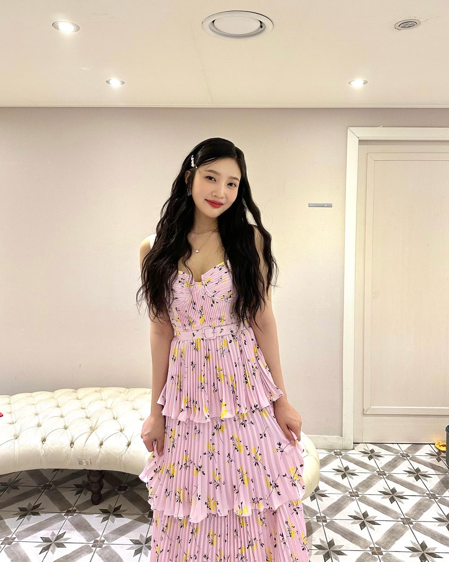 특별한 날 좋은 셀프 포트레이트✨
셀럽들이 고른 러블리한 감성의 원피스룩 정보 모음✔️👑

1. 김유정: 크림 블라우스 숏 슬리브 미니 드레스

2. 임지연: 데님 스케이터 미니 드레스, 옐로우 쉬폰 레이스 디테일 미니 드레스

3. 수지: 데이지 레이스 아젤리아 미니 드레스

4. 조이: 플로럴 프린트 미디 드레스

5. 유리: 크림 부클 컷아웃 미니 드레스

6. 다현: 레이스 칼라 데님 미니 드레스 이미지