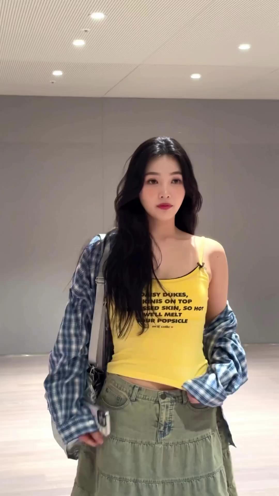 조이의 러블리 빈티지 스타일링💘
애즈이프캘리 나시에 데님 미디 스커트 조합으로 귀엽게💛💙 이미지