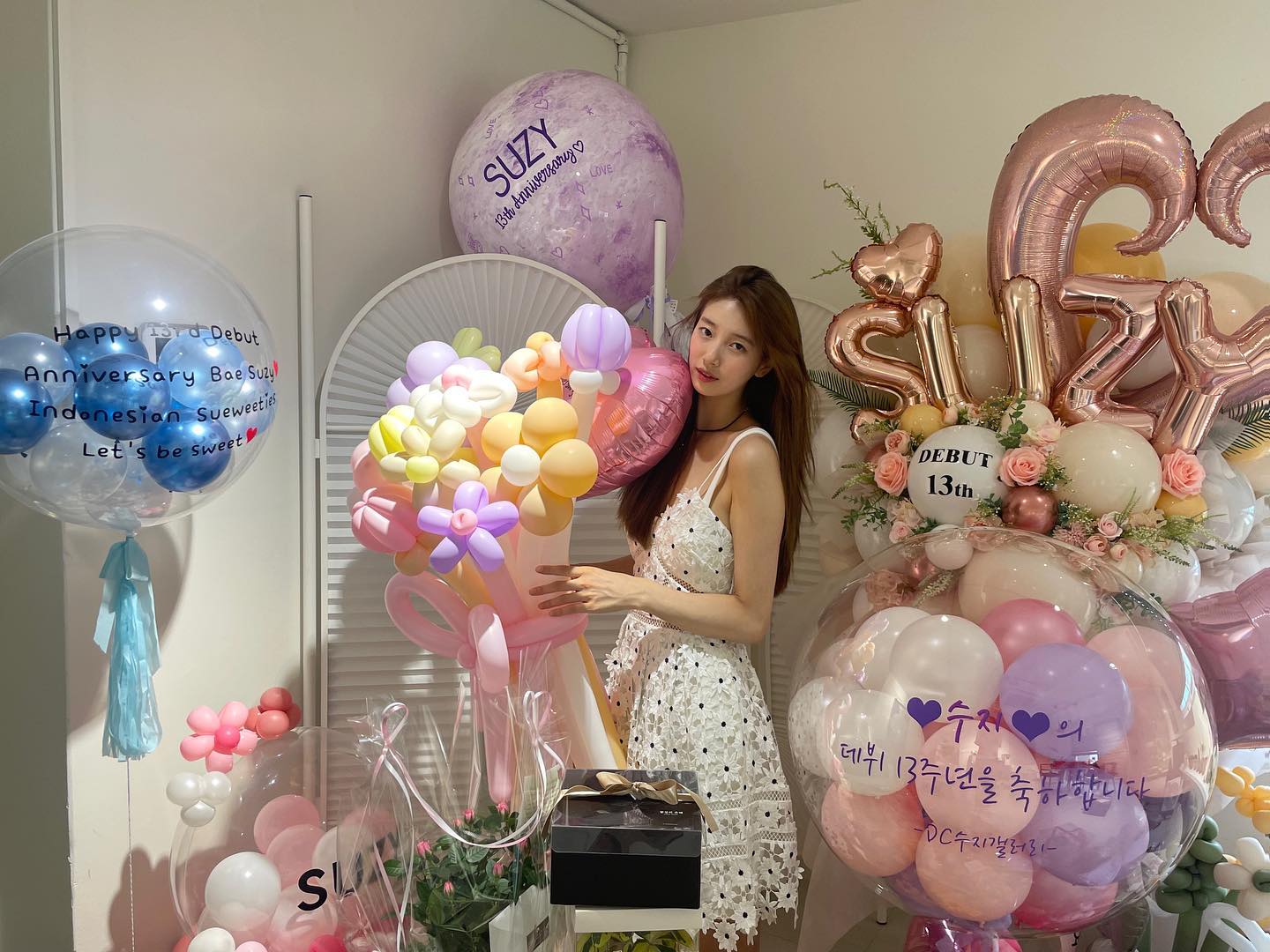 특별한 날 좋은 셀프 포트레이트✨
셀럽들이 고른 러블리한 감성의 원피스룩 정보 모음✔️👑

1. 김유정: 크림 블라우스 숏 슬리브 미니 드레스

2. 임지연: 데님 스케이터 미니 드레스, 옐로우 쉬폰 레이스 디테일 미니 드레스

3. 수지: 데이지 레이스 아젤리아 미니 드레스

4. 조이: 플로럴 프린트 미디 드레스

5. 유리: 크림 부클 컷아웃 미니 드레스

6. 다현: 레이스 칼라 데님 미니 드레스 이미지