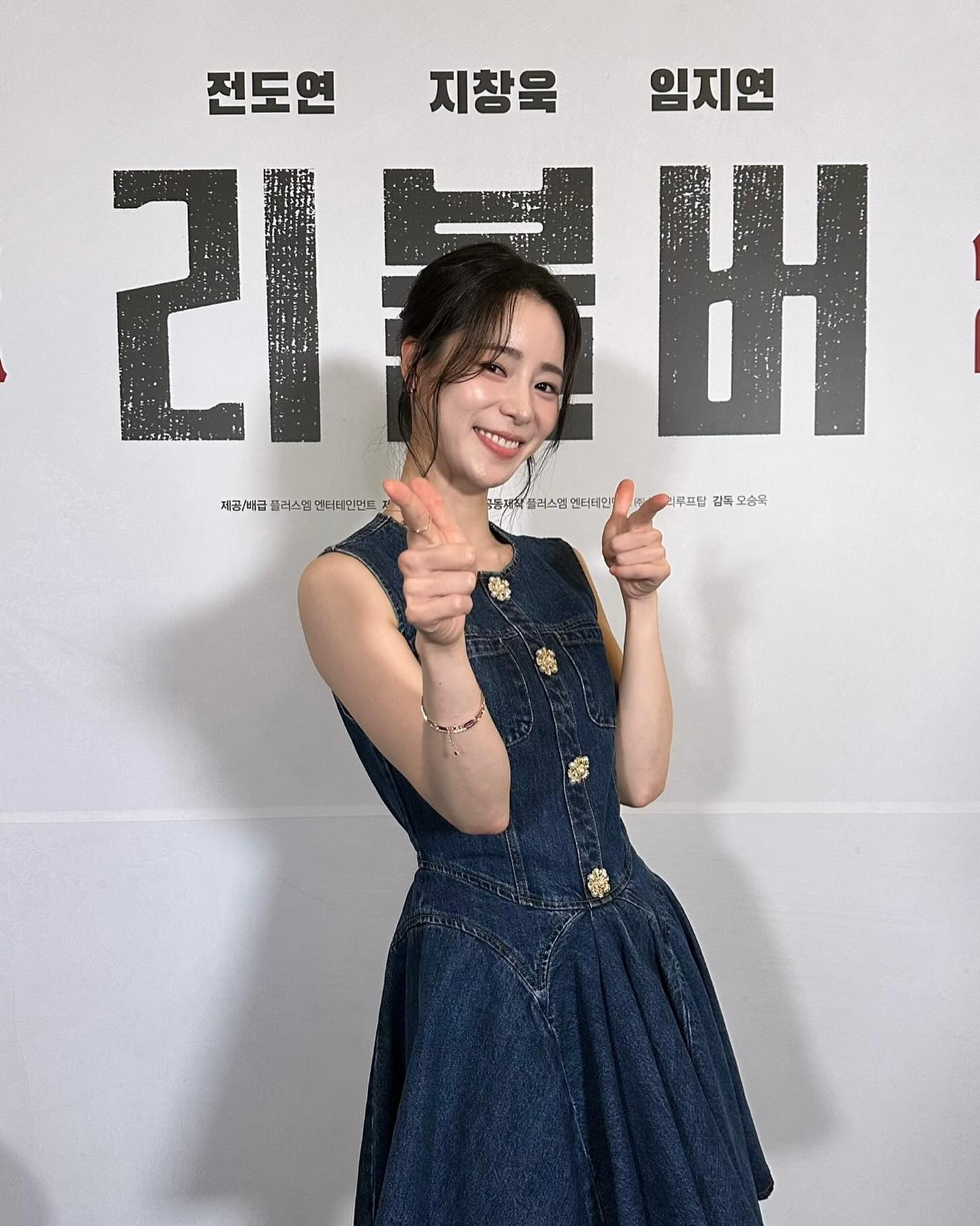 특별한 날 좋은 셀프 포트레이트✨
셀럽들이 고른 러블리한 감성의 원피스룩 정보 모음✔️👑
1. 김유정: 크림 블라우스 숏 슬리브 미니 드레스
2. 임지연: 데님 스케이터 미니 드레스, 옐로우 쉬폰 레이스 디테일 미니 드레스
3. 수지: 데이지 레이스 아젤리아 미니 드레스
4. 조이: 플로럴 프린트 미디 드레스
5. 유리: 크림 부클 컷아웃 미니 드레스
6. 다현: 레이스 칼라 데님 미니 드레스 이미지2