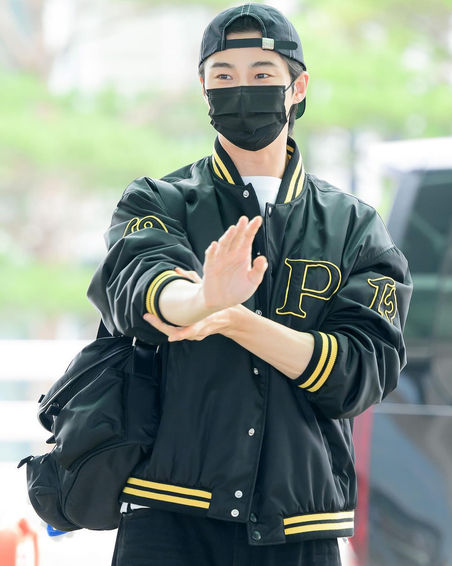 우석이 키링 무조건 사야지🧸🖤

오늘(12일) 변우석의 공항패션에서 포착됐던 그 키링이 오늘부터 판매됩니다. 집배원과 우체통 캐릭터로 구성된 스페셜 키링으로 변우석 공식 MD 제품 중 하나인데요. 오늘 오후 6시부터 18일 오후 6시까지 한정된 수량으로 판매되며 변우석 2024 TOUR OFFICIAL MD SHOP 및 위버스에서 구매 가능합니다. 이미지