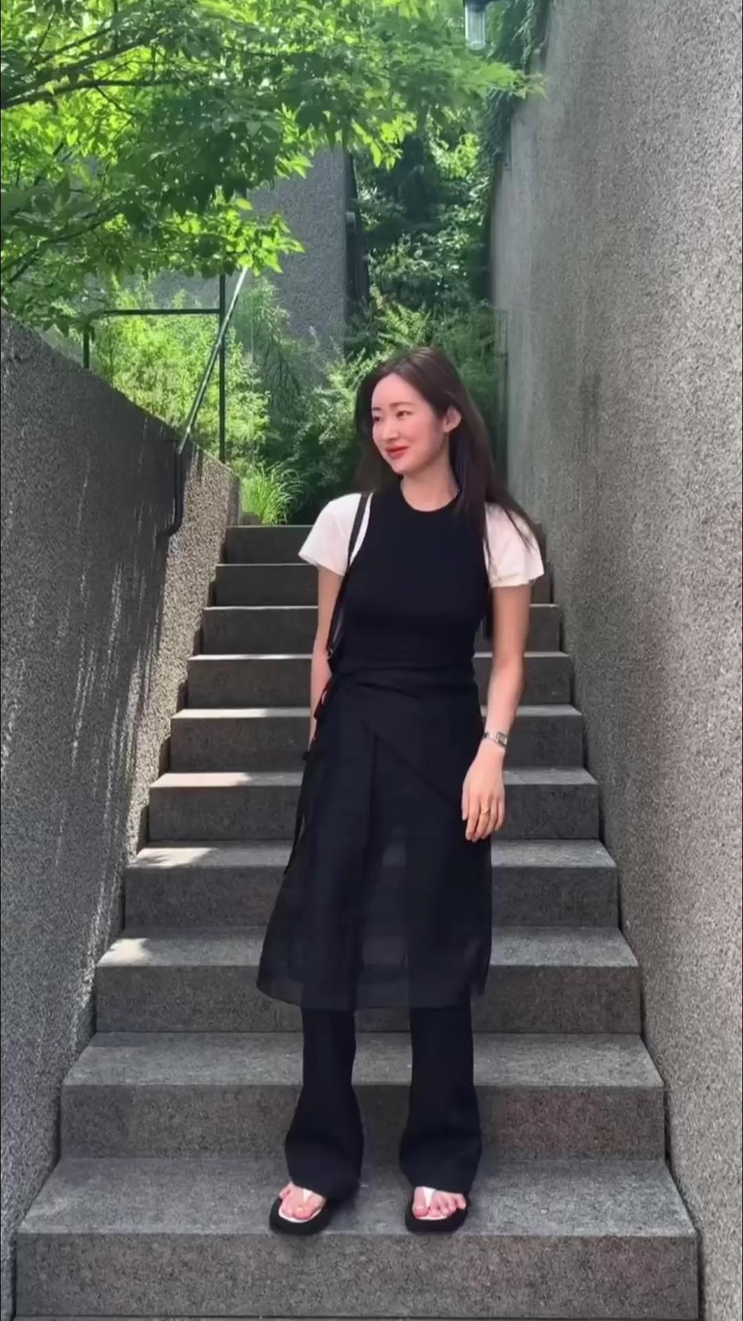 차차언니의 미니멀 레이어드🖤🤍
기본 검흰 조합에 핫한 시스루 랩스커트로 스타일리시하게☑️ 이미지