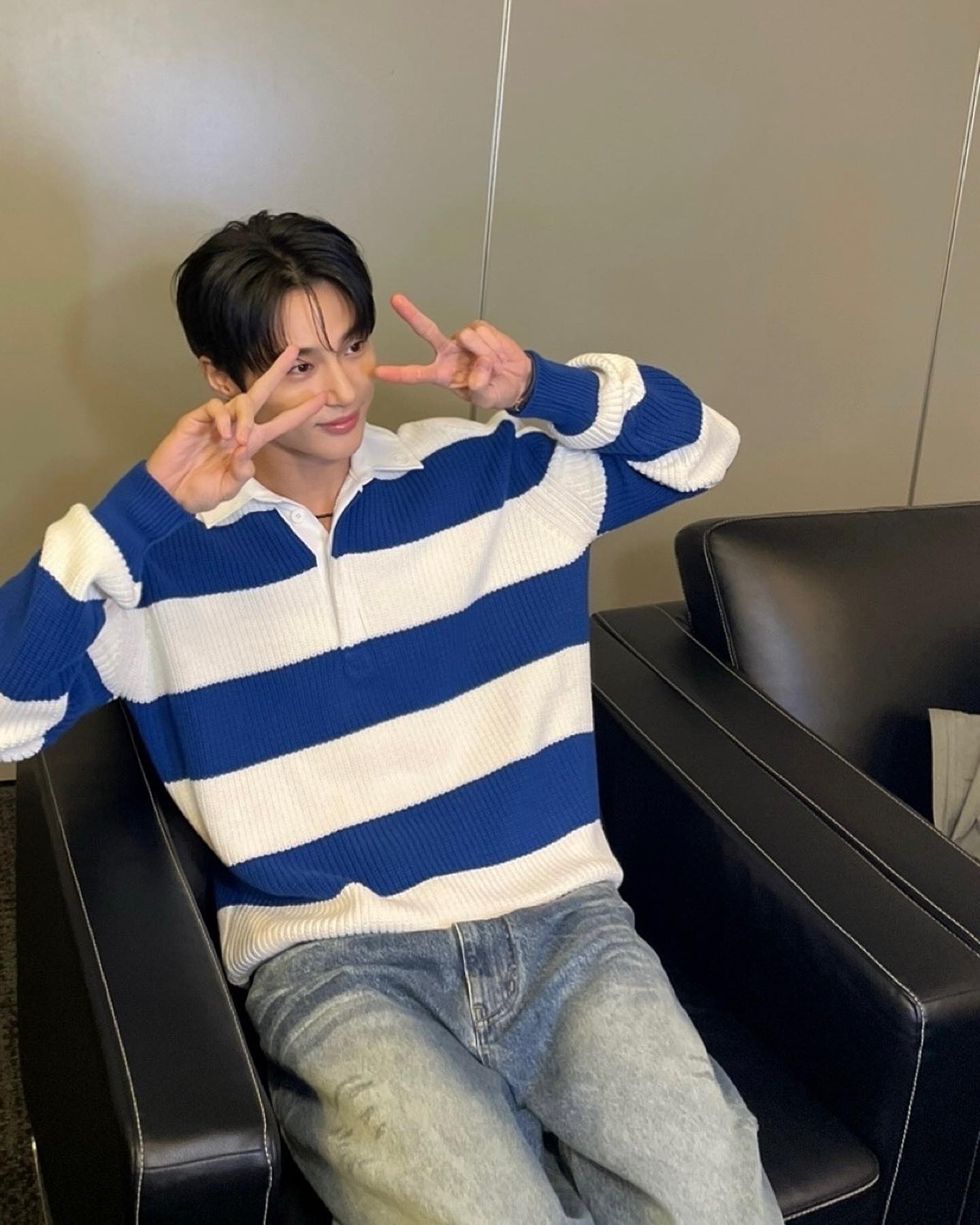 변우석 얼빡샷 너무 좋고요💙

포토이즘에서 변우석 스페셜 프레임을 공개했습니다. 기존에 오픈되었던 첫 번째와 두 번째 아티스트 프레임에 새로운 변우석의 셀카가 추가된 구성인데요. 내일(13일)부터 호텔 및 쇼핑몰 등의 팝업 매장을 제외한 포토이즘 박스와 컬러드 전 지점에서 촬영할 수 있습니다. 이미지