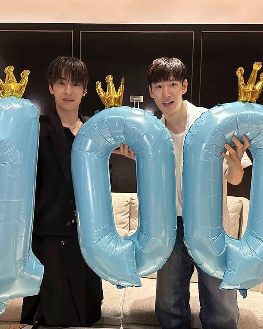영화 탈주 100만 관객 돌파🎊

영화 ‘탈주’가 개봉 10일째인 오늘(12일) 100만 관객을 돌파했습니다. 개봉과 동시에 뜨거운 반응을 불러일으킨 ‘탈주’는 관객들의 열렬한 호평 릴레이와 함께 박스오피스 역주행을 기록하고, 지난 8일부터 전체 박스오피스 1위를 차지하며 흥행 강자의 자리를 굳히고 있는데요. ’탈주’는 N차 관람을 이어가는 ‘탈주자’들이 속출 중이며 이들이 본격적인 장기 흥행을 견인할 것으로 예상되고 있습니다. 이미지