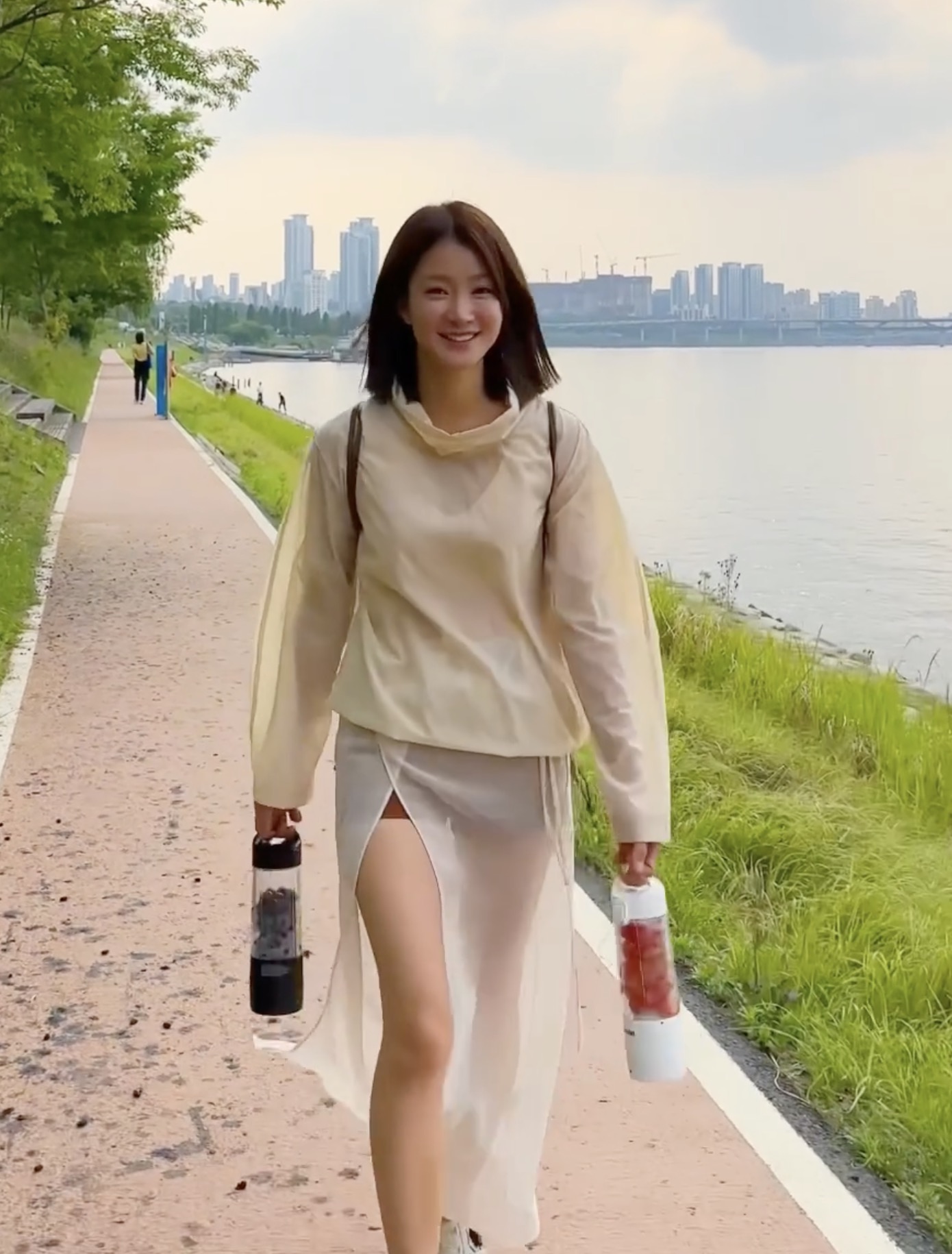 시영언니가 요즘 푹 빠진 스커트💛
시스루 스커트로 레이어드룩 완성✨ 이미지