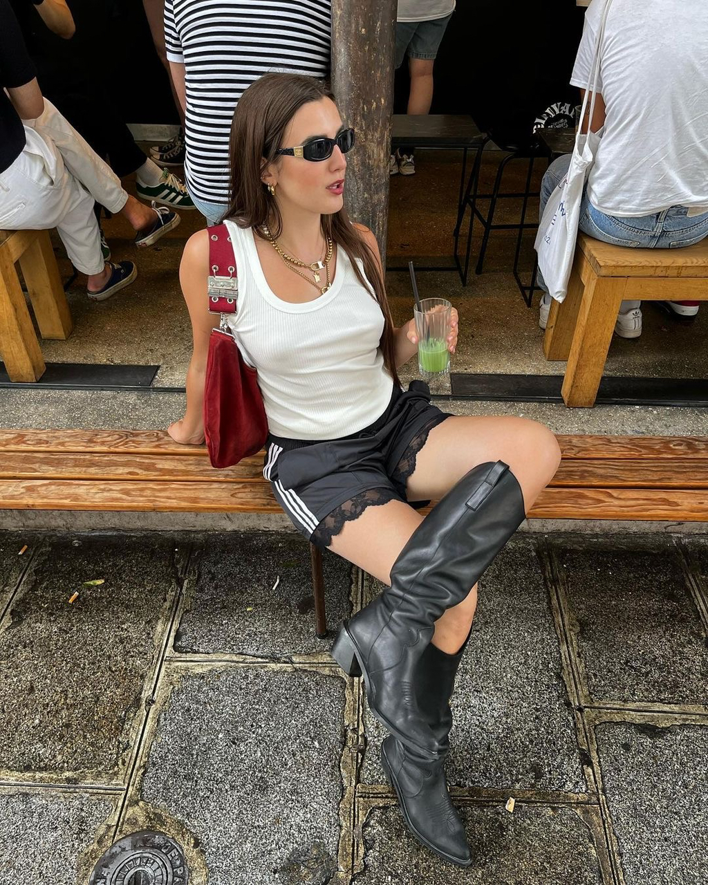 아디다스 쇼츠에 뭐 신지?🩳🔍
아디다스 쇼츠와 환상의 궁합을 자랑하는 신발 조합 5가지😉

1. 아디다스 쇼츠 + 플랫 슈즈
아디다스 쇼츠와 러블리한 플랫 슈즈도 꽤 괜찮은 궁합을 자랑합니다. 자칫 지루한 스타일링이 될 수 있는 코디에 귀여운 포인트를 더해주는 셈이죠.

2. 아디다스 쇼츠 + 버켄스탁 보스턴
편함에 편함을 더해 더욱 힙해지는 두 브랜드 아이템의 찰떡 케미. 원마일웨어로도 손색없는 아디다스 쇼츠와 버켄스탁 보스턴의 조합입니다.

3. 아디다스 쇼츠 + 스니커즈
말이 필요 없는 조합이죠. 스포티한 아이템들을 조합하여 실패 없이 다양한 일상룩을 즐겨볼 수 있습니다. 

4. 아디다스 쇼츠 + 로퍼
스포티한 쇼츠와 포멀한 로퍼의 만남이라니. 말만 들었을 때에는 안 어울릴 것 같은 이 조합이 최근 해외 인플루언서들 사이에서 인기입니다. 상의로 셔츠나 블라우스까지 믹스매치한다면 완벽한 이 조합! 

5. 아디다스 쇼츠 + 롱부츠
비 오는 날이면 아디다스 쇼츠에 롱부츠를 매치해보세요. 시원하고 편한 아디다스 쇼츠와 장화 역할을 대신해 줄 롱부츠 조합으로 스타일리시하고도 든든한 코디를 완성할 수 있습니다. 이미지10